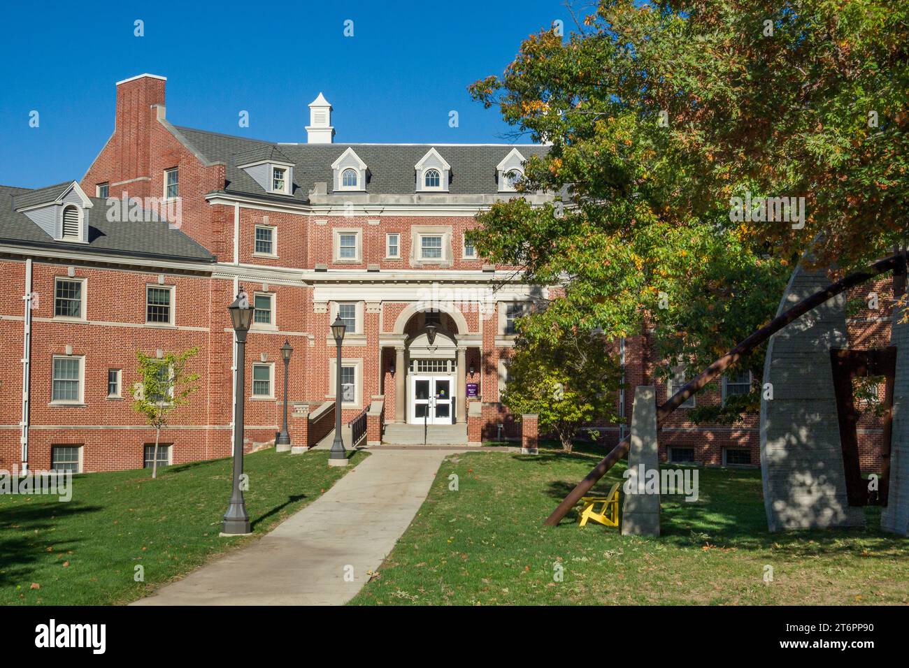 CEDAR FALLS, IA, USA - 21. OKTOBER 2023: Bartlett Hall auf dem Campus der University of Northern Iowa. Stockfoto