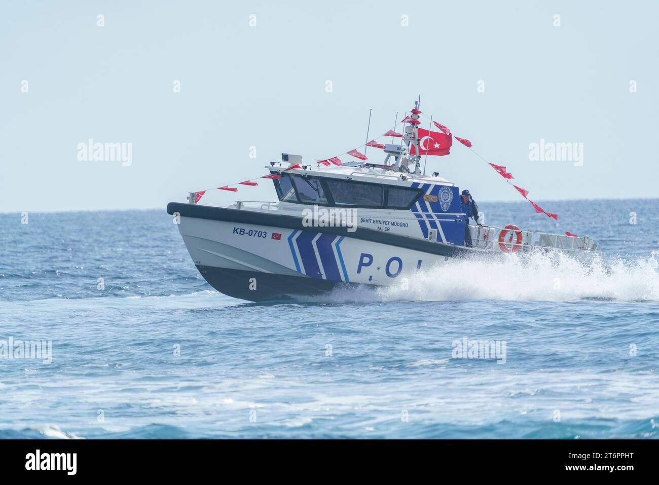 Türkei-Antalya, 11.11.2023: Antalya Polizeiboot führt Schutzpatrouille während der Turkish Stars Show durch Stockfoto