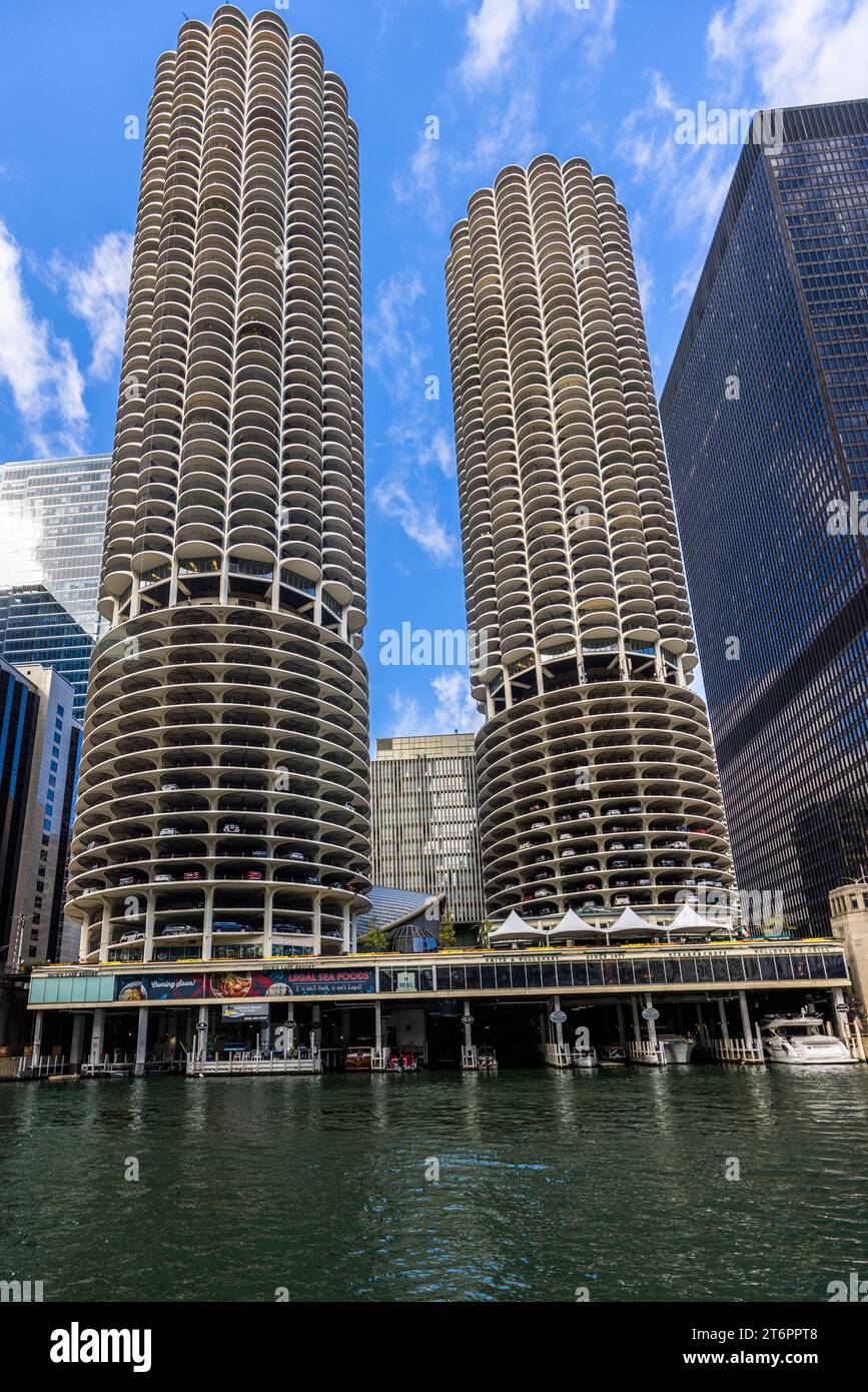 Marina Tower. Zwei 179,2 Meter hohe Doppeltürme gehören zu den berühmtesten Gebäuden Chicagos. Sie werden aufgrund ihres äußeren Erscheinungsbildes als „Maiskolben“ bezeichnet. Die unteren 19 Etagen bieten Platz für 896 Autos. Chicago, Usa Stockfoto