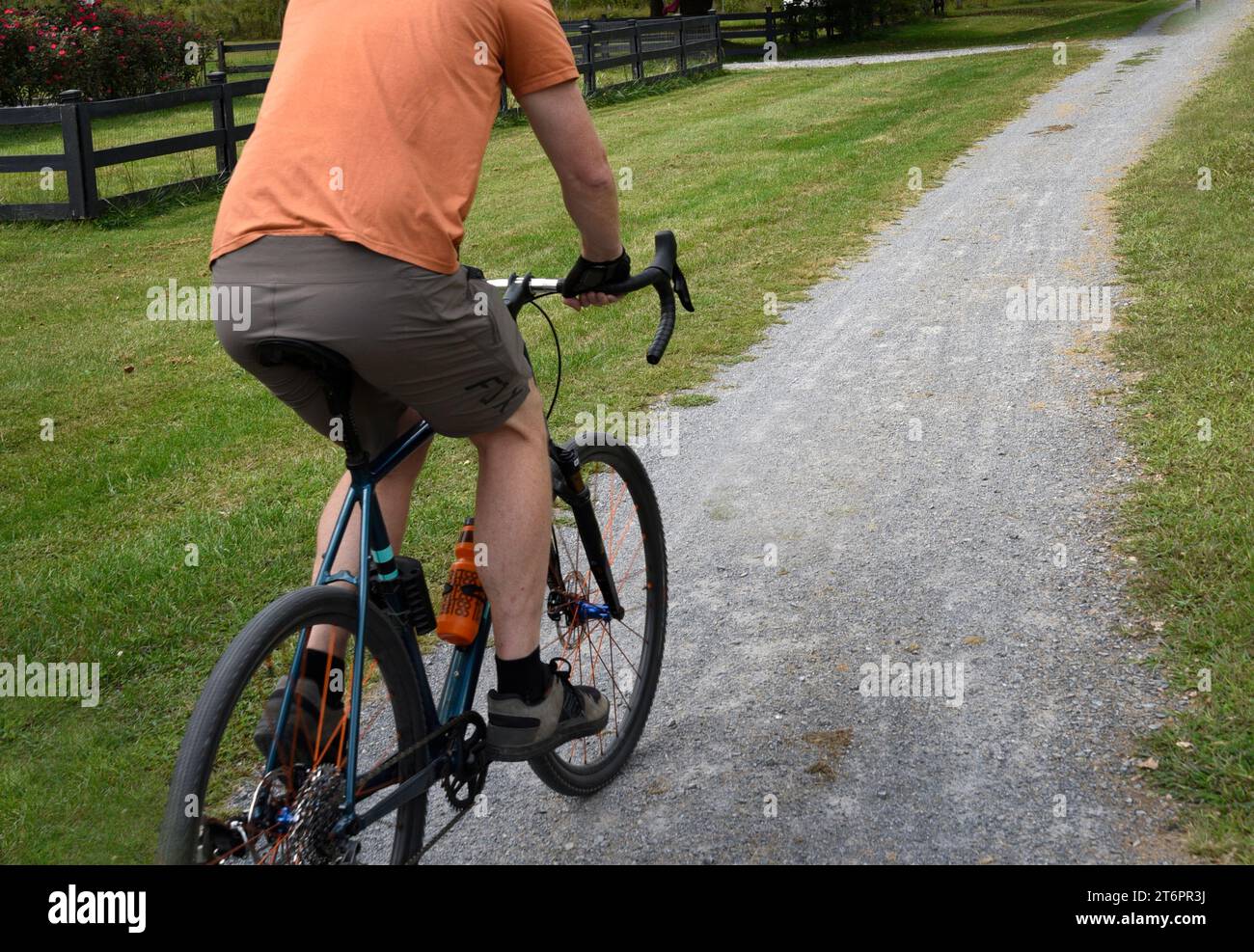 Ein Mann fährt mit dem Fahrrad auf dem beliebten Virginia Creeper Trail in Abingdon, Virginia. Stockfoto