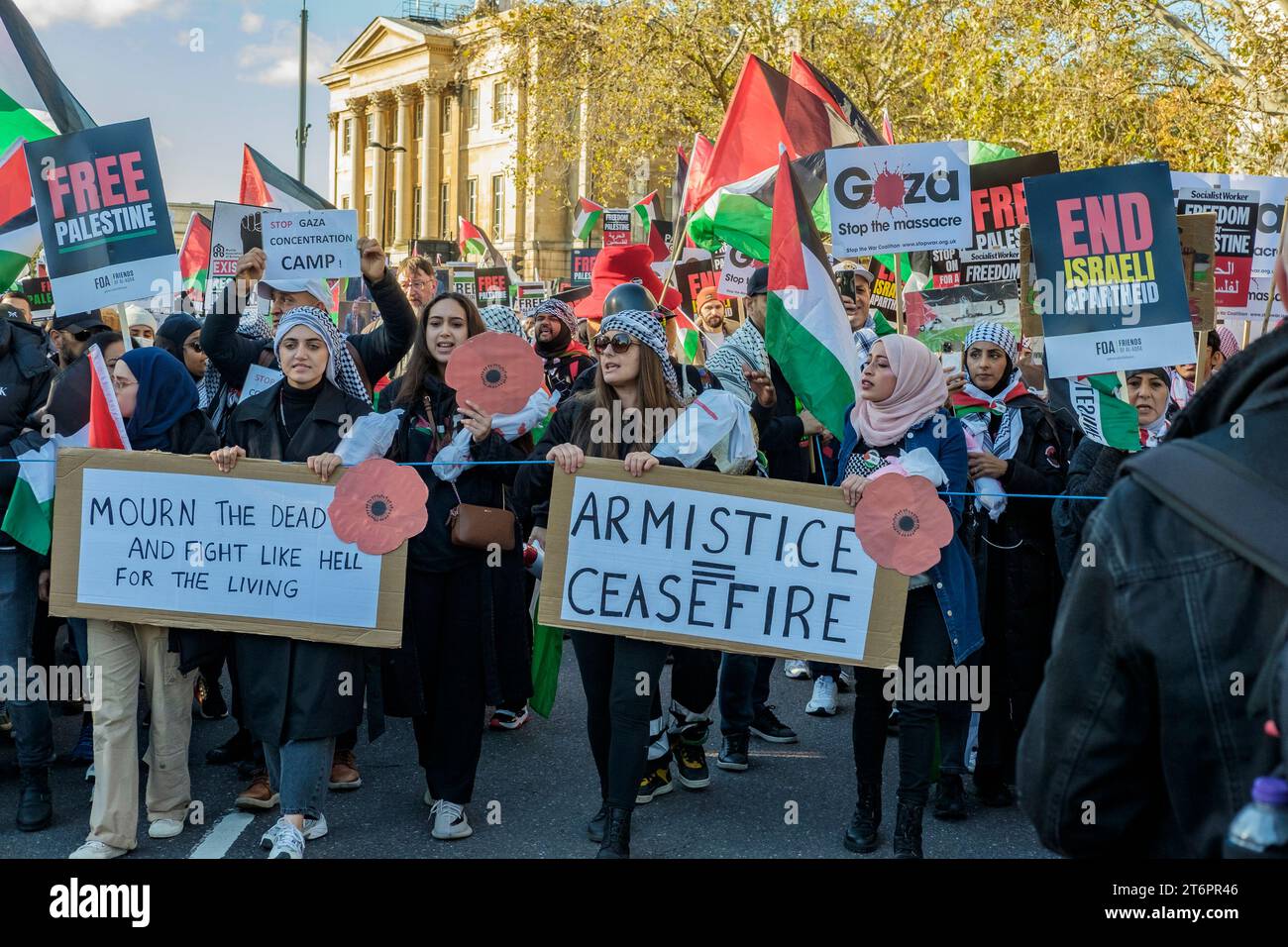 11. November 2023, London, Großbritannien. Hunderttausende von Menschen marschieren durch das Zentrum Londons, um gegen die anhaltende Bombardierung des Gazastreifens durch Israel zu protestieren. Die Organisatoren der Demonstration, der palästinensischen Solidaritätskampagne, fordern einen sofortigen Waffenstillstand. Stockfoto