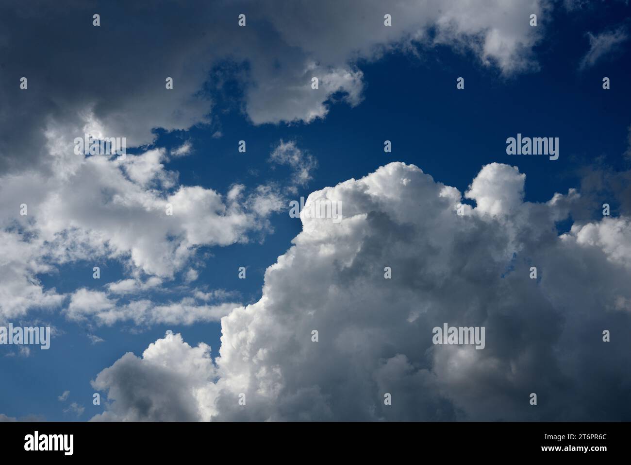 Cuulus Wolken am Himmel hoch über Abingdon, Virginia. Stockfoto