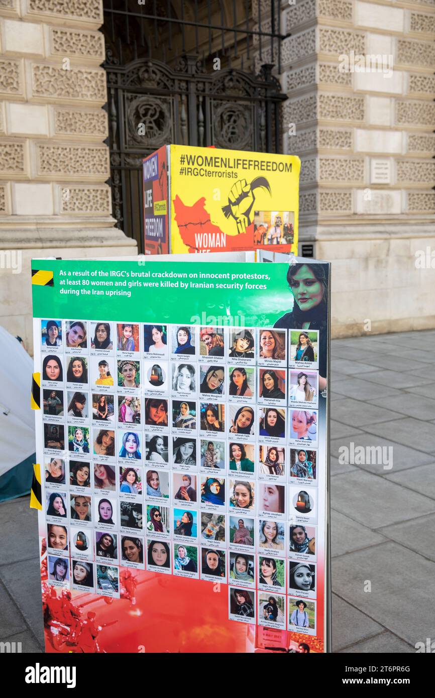 Whitehall Londoner Lager vor dem Außenministerium, wo die britische Regierung weiterhin Proteste für die Terrorbedrohung der islamischen Revolutionären Garde corp vorschreibt Stockfoto