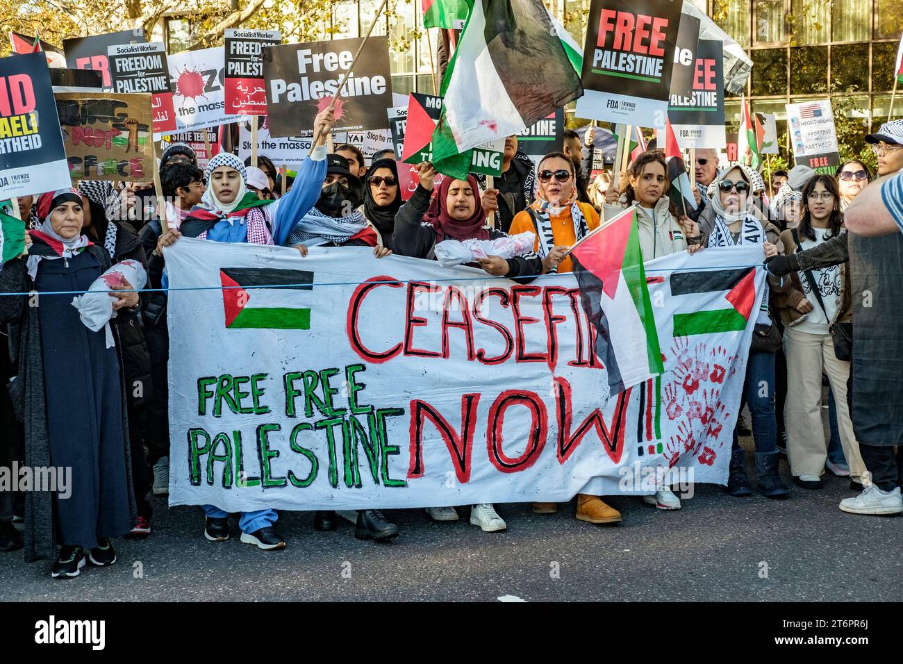11. November 2023, London, Großbritannien. Hunderttausende von Menschen marschieren durch das Zentrum Londons, um gegen die anhaltende Bombardierung des Gazastreifens durch Israel zu protestieren. Die Organisatoren der Demonstration, der palästinensischen Solidaritätskampagne, fordern einen sofortigen Waffenstillstand. Stockfoto