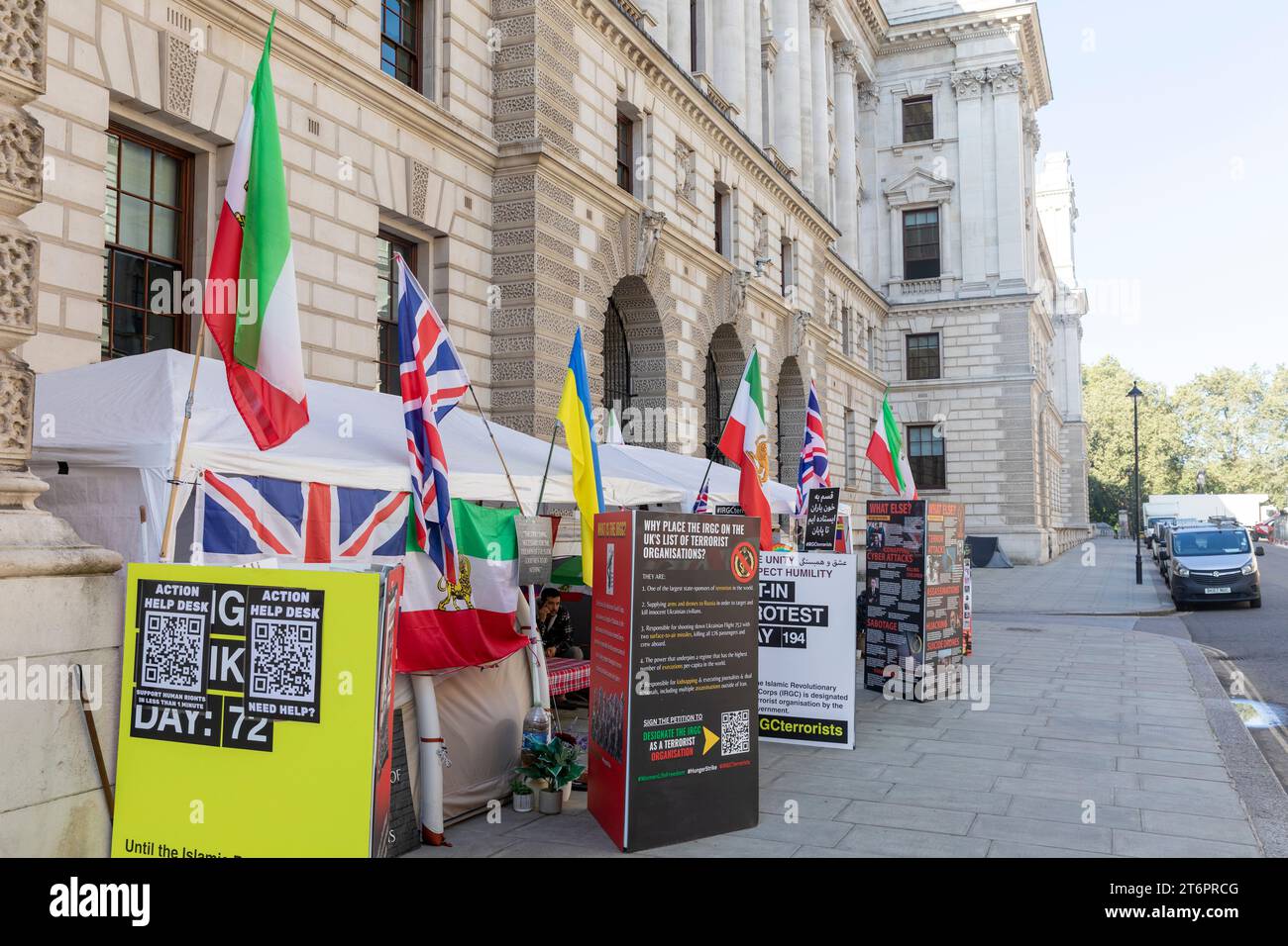 Whitehall Londoner Lager vor dem Außenministerium, wo die britische Regierung weiterhin Proteste für die Terrorbedrohung der islamischen Revolutionären Garde corp vorschreibt Stockfoto