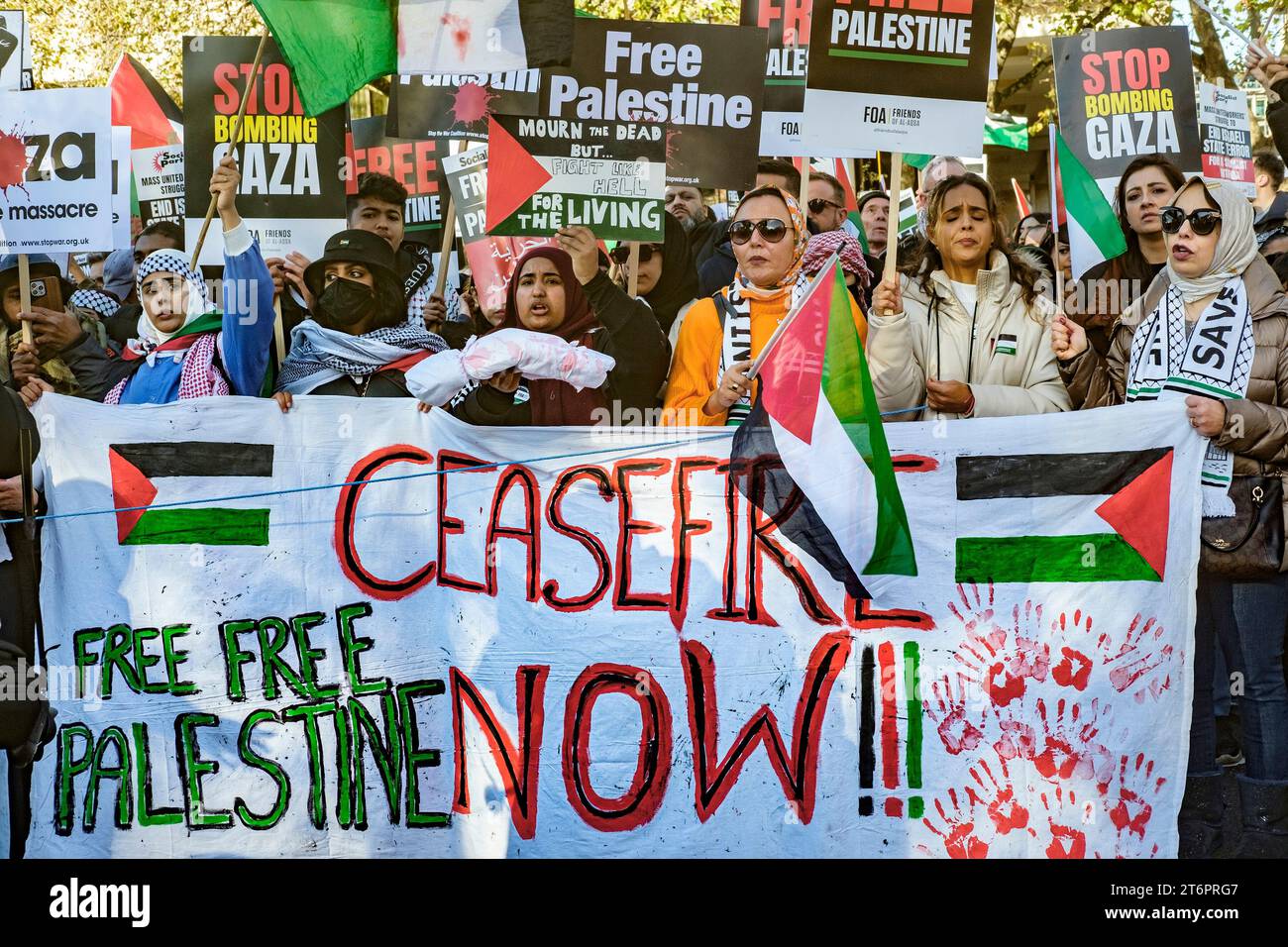 11. November 2023, London, Großbritannien. Hunderttausende von Menschen marschieren durch das Zentrum Londons, um gegen die anhaltende Bombardierung des Gazastreifens durch Israel zu protestieren. Die Organisatoren der Demonstration, der palästinensischen Solidaritätskampagne, fordern einen sofortigen Waffenstillstand. Stockfoto