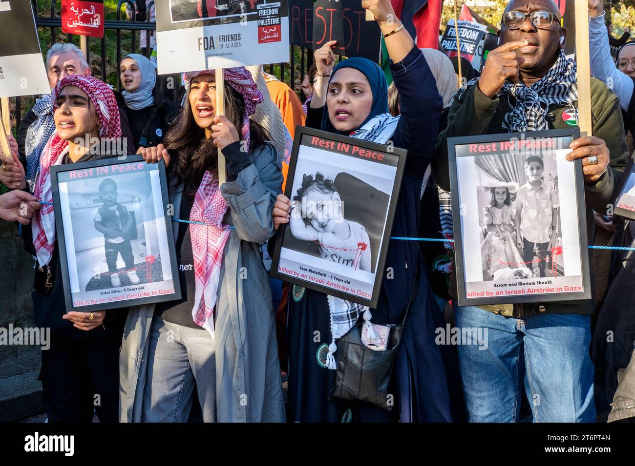 11. November 2023, London, Großbritannien. Hunderttausende von Menschen marschieren durch das Zentrum Londons, um gegen die anhaltende Bombardierung des Gazastreifens durch Israel zu protestieren. Die Organisatoren der Demonstration, der palästinensischen Solidaritätskampagne, fordern einen sofortigen Waffenstillstand. Im Bild: Demonstranten zeigen Fotos von Kindern, die durch den israelischen Bombardement auf Gaza getötet wurden. Stockfoto