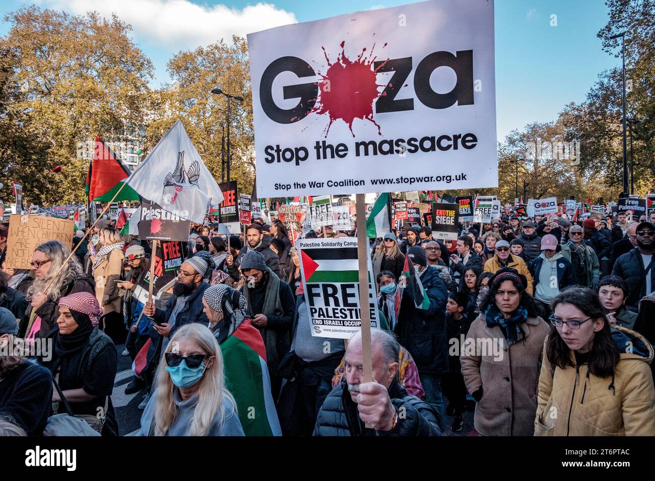 11. November 2023, London, Großbritannien. Hunderttausende von Menschen marschieren durch das Zentrum Londons, um gegen die anhaltende Bombardierung des Gazastreifens durch Israel zu protestieren. Die Organisatoren der Demonstration, der palästinensischen Solidaritätskampagne, fordern einen sofortigen Waffenstillstand. Stockfoto