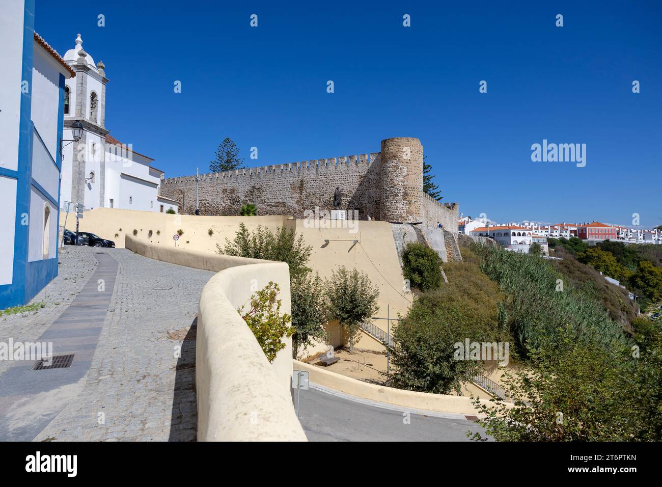 Sines, Portugal - 12.09.2023: Blick auf die Altstadt von Sines im Süden Portugals. Stockfoto
