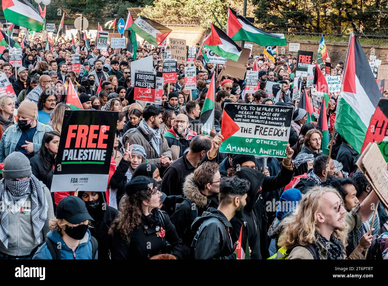 11. November 2023, London, Großbritannien. Hunderttausende von Menschen marschieren durch das Zentrum Londons, um gegen die anhaltende Bombardierung des Gazastreifens durch Israel zu protestieren. Die Organisatoren der Demonstration, der palästinensischen Solidaritätskampagne, fordern einen sofortigen Waffenstillstand. Stockfoto