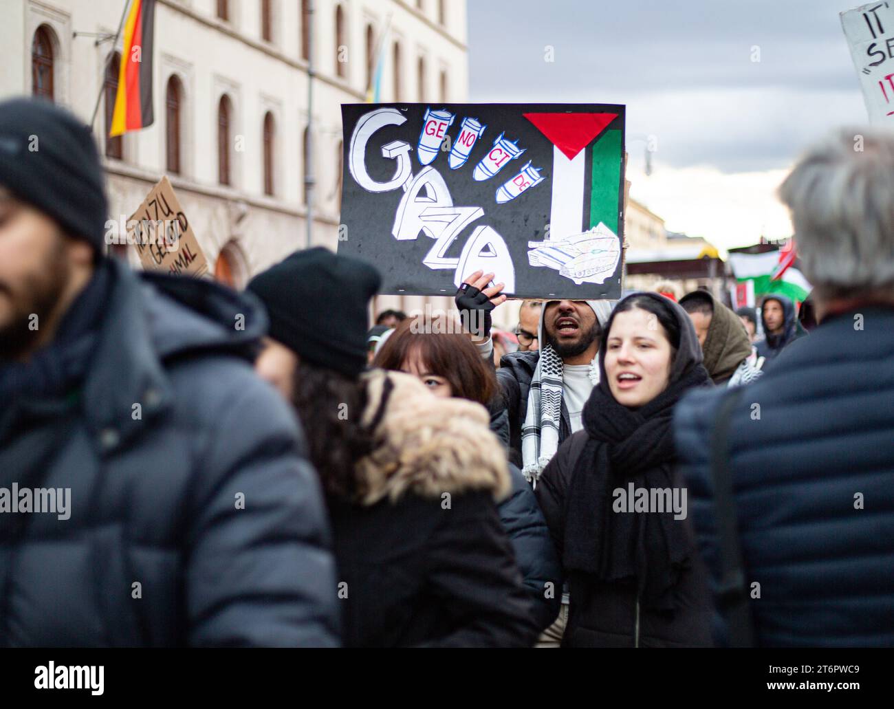 Am 11. November 2023 versammelten sich Tausende von Teilnehmern in München, um für einen sofortigen Waffenstillstand zu demonstrieren und ihre Solidarität mit Palästina zu demonstrieren. Sie sprachen sich bewusst gegen Antisemitismus und Rassismus aus und verlangten Frieden für Gaza und ein Ende des Krieges. (Foto: Alexander Pohl/SIPA USA) Stockfoto