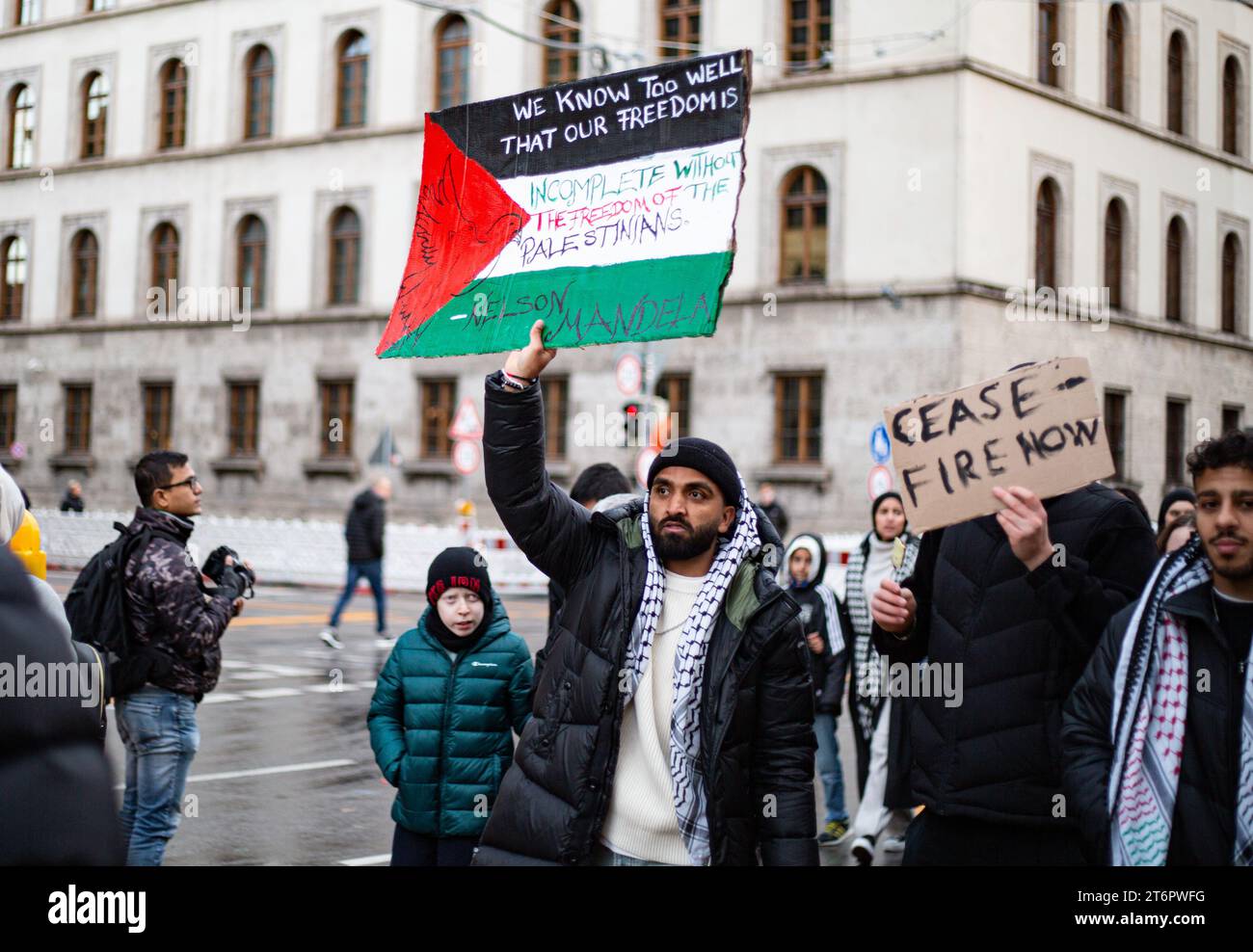 Am 11. November 2023 versammelten sich Tausende von Teilnehmern in München, um für einen sofortigen Waffenstillstand zu demonstrieren und ihre Solidarität mit Palästina zu demonstrieren. Sie sprachen sich bewusst gegen Antisemitismus und Rassismus aus und verlangten Frieden für Gaza und ein Ende des Krieges. (Foto: Alexander Pohl/SIPA USA) Stockfoto