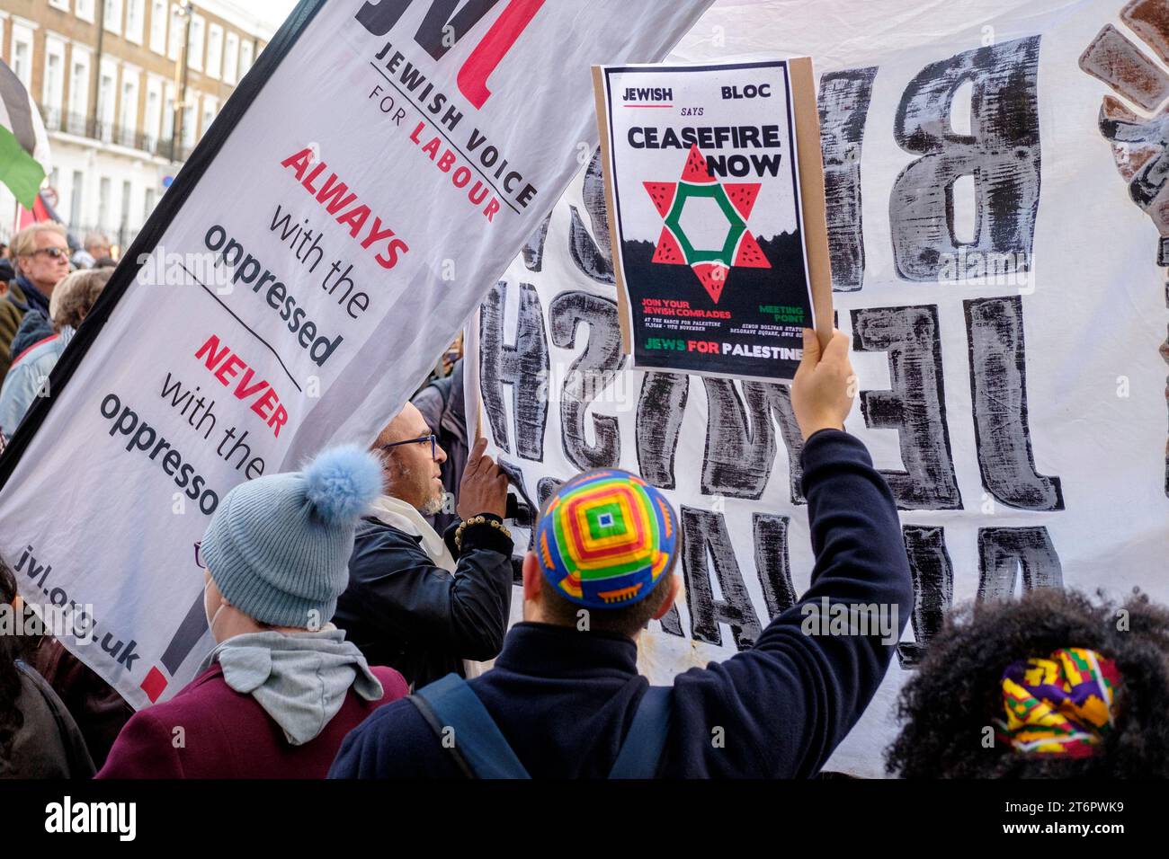 11. November 2023, London, Großbritannien. Hunderttausende von Menschen marschieren durch das Zentrum Londons, um gegen die anhaltende Bombardierung des Gazastreifens durch Israel zu protestieren. Die Organisatoren der Demonstration, der palästinensischen Solidaritätskampagne, fordern einen sofortigen Waffenstillstand. Im Bild: Mitglieder der jüdischen Diaspora des Vereinigten Königreichs nehmen an dem Pro-Palästina-marsch Teil, um gegen Israels Aktionen im Gazastreifen zu protestieren. Stockfoto