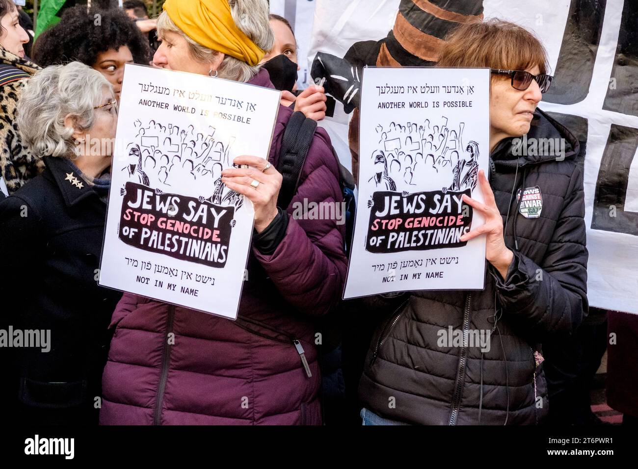 11. November 2023, London, Großbritannien. Hunderttausende von Menschen marschieren durch das Zentrum Londons, um gegen die anhaltende Bombardierung des Gazastreifens durch Israel zu protestieren. Die Organisatoren der Demonstration, der palästinensischen Solidaritätskampagne, fordern einen sofortigen Waffenstillstand. Im Bild: Mitglieder der jüdischen Diaspora des Vereinigten Königreichs nehmen an dem Pro-Palästina-marsch Teil, um gegen Israels Aktionen im Gazastreifen zu protestieren. Stockfoto