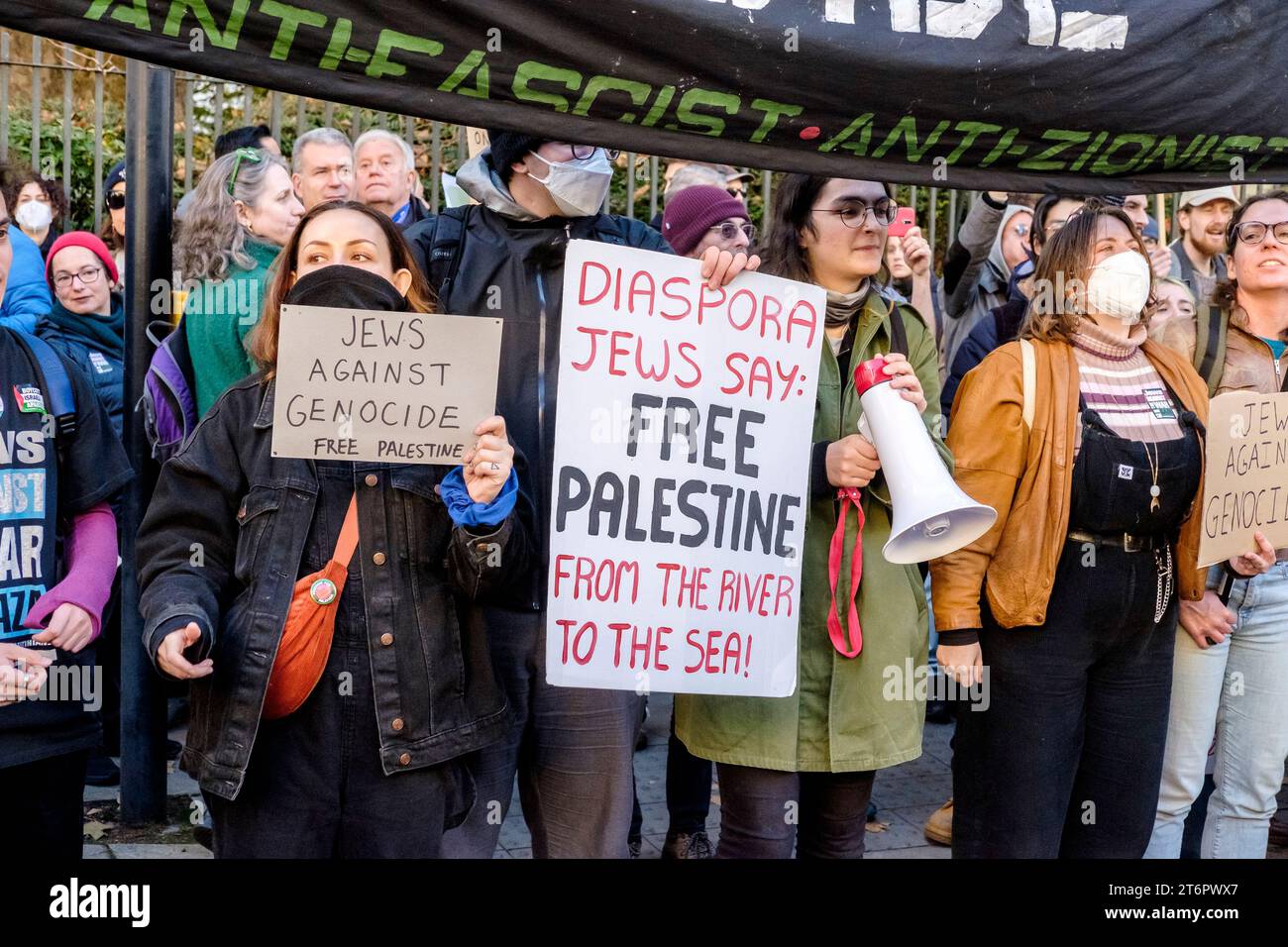 11. November 2023, London, Großbritannien. Hunderttausende von Menschen marschieren durch das Zentrum Londons, um gegen die anhaltende Bombardierung des Gazastreifens durch Israel zu protestieren. Die Organisatoren der Demonstration, der palästinensischen Solidaritätskampagne, fordern einen sofortigen Waffenstillstand. Im Bild: Mitglieder der jüdischen Diaspora des Vereinigten Königreichs nehmen an dem Pro-Palästina-marsch Teil, um gegen Israels Aktionen im Gazastreifen zu protestieren. Stockfoto