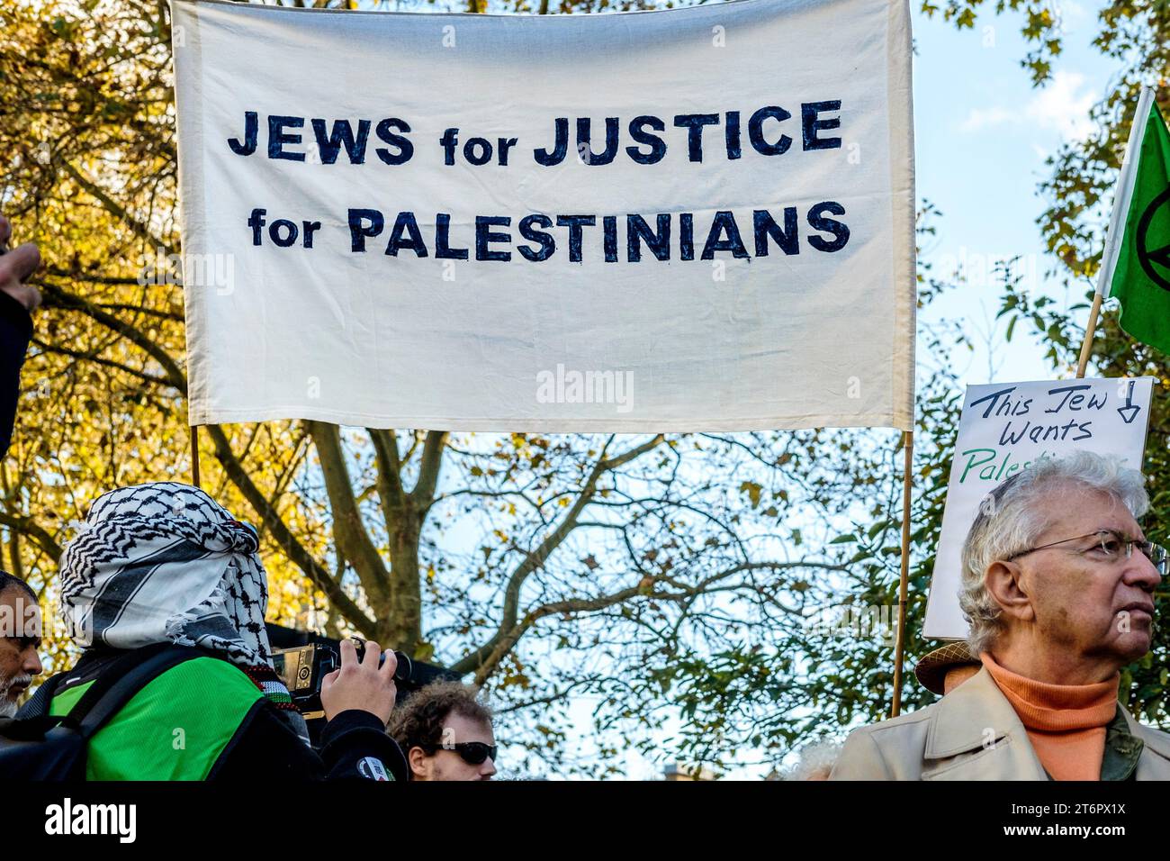 11. November 2023, London, Großbritannien. Hunderttausende von Menschen marschieren durch das Zentrum Londons, um gegen die anhaltende Bombardierung des Gazastreifens durch Israel zu protestieren. Die Organisatoren der Demonstration, der palästinensischen Solidaritätskampagne, fordern einen sofortigen Waffenstillstand. Im Bild: Mitglieder der jüdischen Diaspora des Vereinigten Königreichs nehmen an dem Pro-Palästina-marsch Teil, um gegen Israels Aktionen im Gazastreifen zu protestieren. Stockfoto