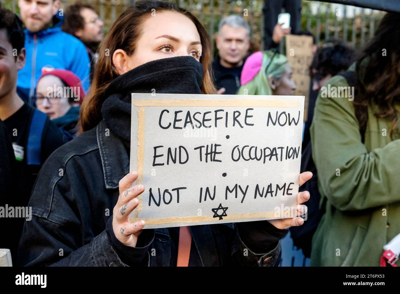 11. November 2023, London, Großbritannien. Hunderttausende von Menschen marschieren durch das Zentrum Londons, um gegen die anhaltende Bombardierung des Gazastreifens durch Israel zu protestieren. Die Organisatoren der Demonstration, der palästinensischen Solidaritätskampagne, fordern einen sofortigen Waffenstillstand. Im Bild: Mitglieder der jüdischen Diaspora des Vereinigten Königreichs nehmen an dem Pro-Palästina-marsch Teil, um gegen Israels Aktionen im Gazastreifen zu protestieren. Stockfoto