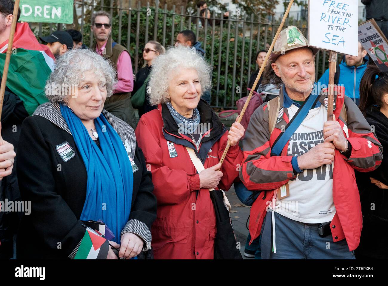 11. November 2023, London, Großbritannien. Hunderttausende von Menschen marschieren durch das Zentrum Londons, um gegen die anhaltende Bombardierung des Gazastreifens durch Israel zu protestieren. Die Organisatoren der Demonstration, der palästinensischen Solidaritätskampagne, fordern einen sofortigen Waffenstillstand. Im Bild: Mitglieder der jüdischen Diaspora des Vereinigten Königreichs nehmen an dem Pro-Palästina-marsch Teil, um gegen Israels Aktionen im Gazastreifen zu protestieren. Stockfoto