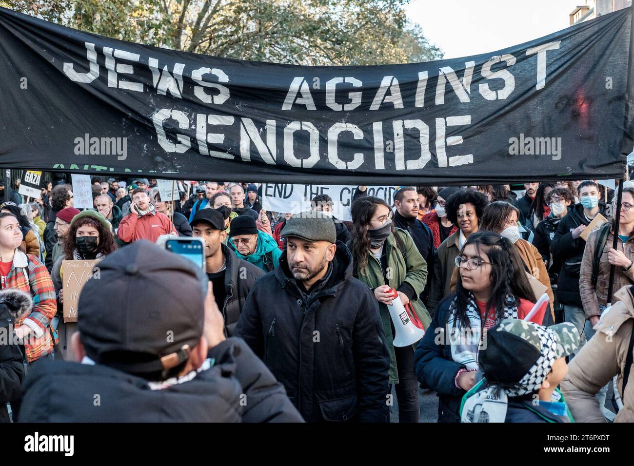 11. November 2023, London, Großbritannien. Hunderttausende von Menschen marschieren durch das Zentrum Londons, um gegen die anhaltende Bombardierung des Gazastreifens durch Israel zu protestieren. Die Organisatoren der Demonstration, der palästinensischen Solidaritätskampagne, fordern einen sofortigen Waffenstillstand. Im Bild: Mitglieder der jüdischen Diaspora des Vereinigten Königreichs nehmen an dem Pro-Palästina-marsch Teil, um gegen Israels Aktionen im Gazastreifen zu protestieren. Stockfoto