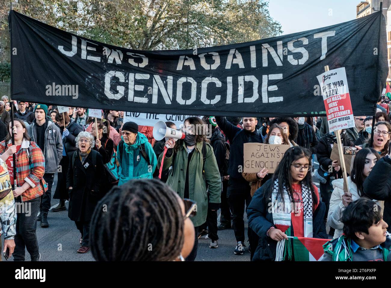 11. November 2023, London, Großbritannien. Hunderttausende von Menschen marschieren durch das Zentrum Londons, um gegen die anhaltende Bombardierung des Gazastreifens durch Israel zu protestieren. Die Organisatoren der Demonstration, der palästinensischen Solidaritätskampagne, fordern einen sofortigen Waffenstillstand. Im Bild: Mitglieder der jüdischen Diaspora des Vereinigten Königreichs nehmen an dem Pro-Palästina-marsch Teil, um gegen Israels Aktionen im Gazastreifen zu protestieren. Stockfoto