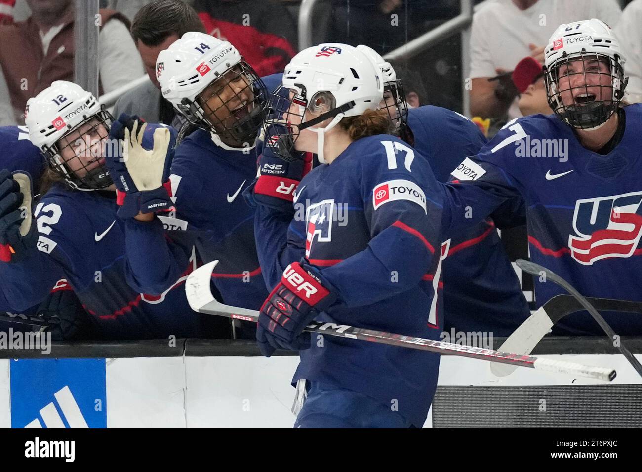 United States forward Britta Curl (17) celebrates with forward Laila Edwards (14) after scoring during the second period of a rivalry series women's hockey game against Canada Saturday, Nov. 11, 2023, in Los Angeles. (AP Photo/Ashley Landis) Stockfoto