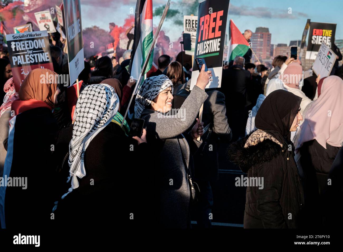 11. November 2023, London, Großbritannien. Hunderttausende von Menschen marschieren durch das Zentrum Londons, um gegen die anhaltende Bombardierung des Gazastreifens durch Israel zu protestieren. Die Organisatoren der Demonstration, der palästinensischen Solidaritätskampagne, fordern einen sofortigen Waffenstillstand. Im Bild: Demonstranten marschieren zu einer Kundgebung nahe der amerikanischen Botschaft. Stockfoto