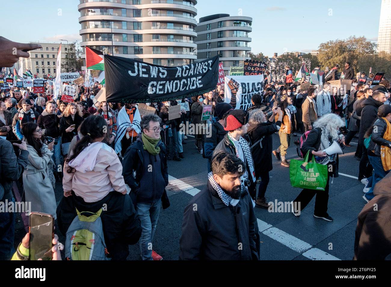 11. November 2023, London, Großbritannien. Hunderttausende von Menschen marschieren durch das Zentrum Londons, um gegen die anhaltende Bombardierung des Gazastreifens durch Israel zu protestieren. Die Organisatoren der Demonstration, der palästinensischen Solidaritätskampagne, fordern einen sofortigen Waffenstillstand. Im Bild: Mitglieder der jüdischen Diaspora des Vereinigten Königreichs nehmen an dem Pro-Palästina-marsch Teil, um gegen Israels Aktionen im Gazastreifen zu protestieren. Stockfoto