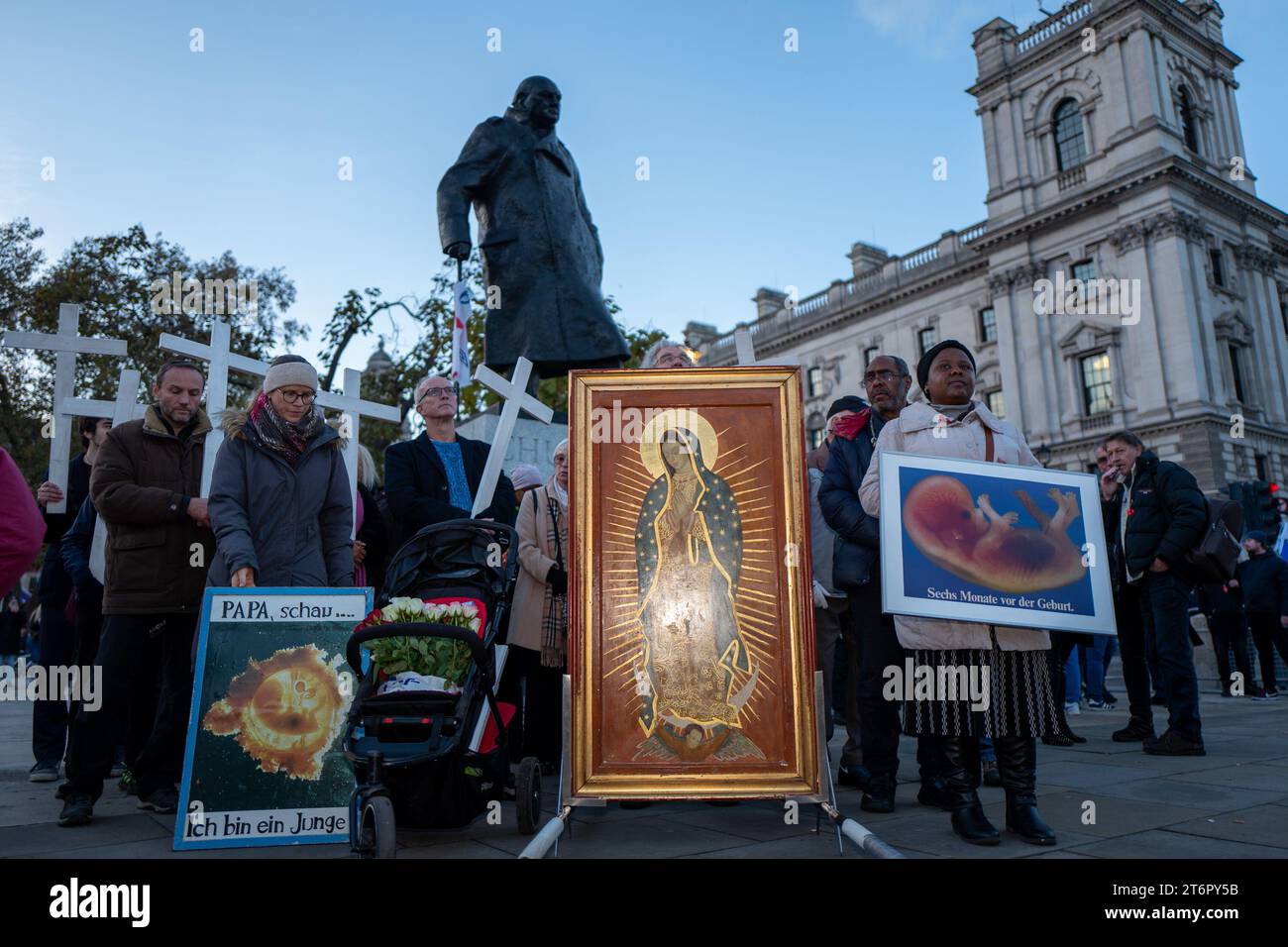 11. November 2023, London, Vereinigtes Königreich: Eine kleine Gruppe von Christen hielt eine Anti-Abtreibung-Kundgebung vor dem House of Commons ab. Die Aktivisten trugen die Ikone der Jungfrau Maria, hölzerne Kreuze und Plakate mit Bildern von kleinen Babys und menschlichen Föten. Nach den geltenden Gesetzen des Vereinigten Königreichs sind chirurgische Abtreibungen bis zur 24-Wochen-Marke legal und müssen in einer Klinik stattfinden. (Kreditbild: © Velar Grant/ZUMA Press Wire) NUR REDAKTIONELLE VERWENDUNG! Nicht für kommerzielle ZWECKE! Stockfoto