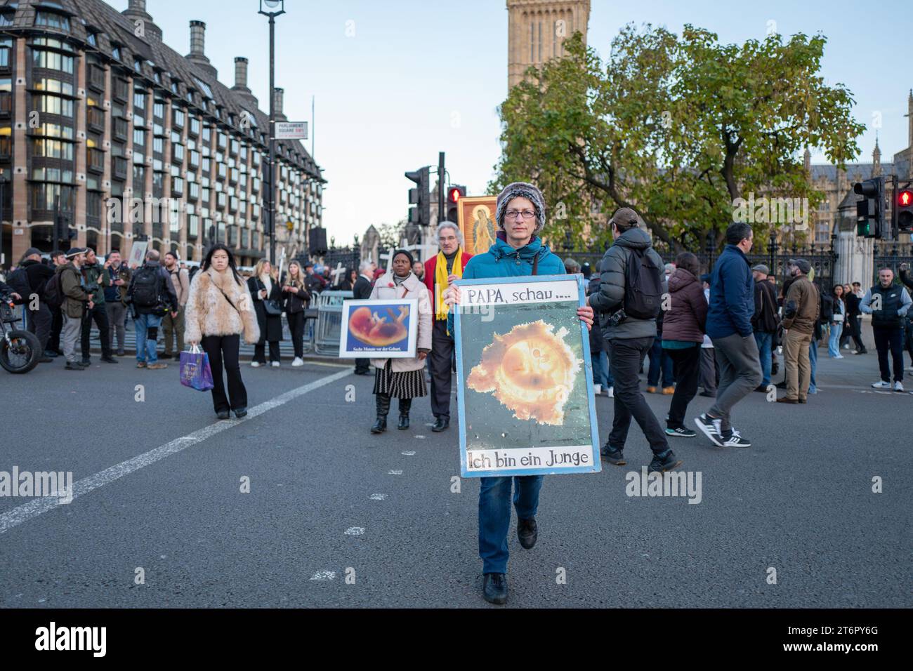 11. November 2023, London, Vereinigtes Königreich: Eine kleine Gruppe von Christen hielt eine Anti-Abtreibung-Kundgebung vor dem House of Commons ab. Die Aktivisten trugen die Ikone der Jungfrau Maria, hölzerne Kreuze und Plakate mit Bildern von kleinen Babys und menschlichen Föten. Nach den geltenden Gesetzen des Vereinigten Königreichs sind chirurgische Abtreibungen bis zur 24-Wochen-Marke legal und müssen in einer Klinik stattfinden. (Kreditbild: © Velar Grant/ZUMA Press Wire) NUR REDAKTIONELLE VERWENDUNG! Nicht für kommerzielle ZWECKE! Stockfoto