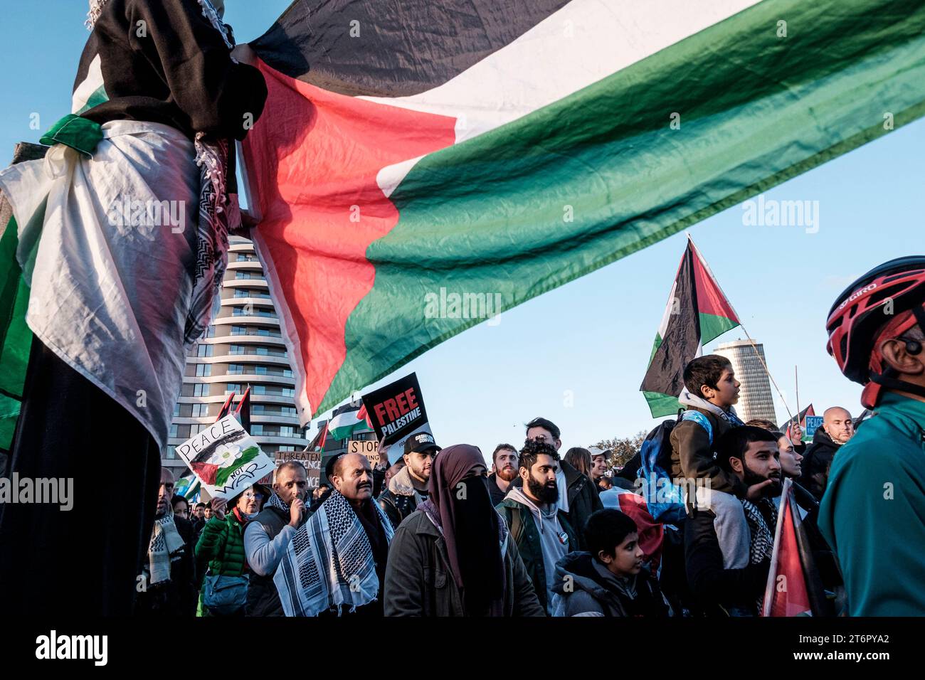 11. November 2023, London, Großbritannien. Hunderttausende von Menschen marschieren durch das Zentrum Londons, um gegen die anhaltende Bombardierung des Gazastreifens durch Israel zu protestieren. Die Organisatoren der Demonstration, der palästinensischen Solidaritätskampagne, fordern einen sofortigen Waffenstillstand. Im Bild: Demonstranten marschieren zu einer Kundgebung nahe der amerikanischen Botschaft. Stockfoto