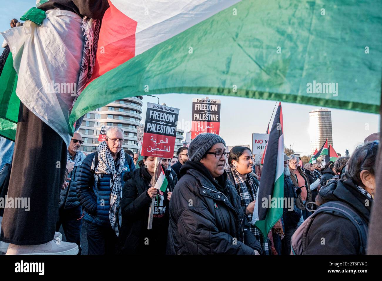 11. November 2023, London, Großbritannien. Hunderttausende von Menschen marschieren durch das Zentrum Londons, um gegen die anhaltende Bombardierung des Gazastreifens durch Israel zu protestieren. Die Organisatoren der Demonstration, der palästinensischen Solidaritätskampagne, fordern einen sofortigen Waffenstillstand. Im Bild: Demonstranten marschieren zu einer Kundgebung nahe der amerikanischen Botschaft. Stockfoto