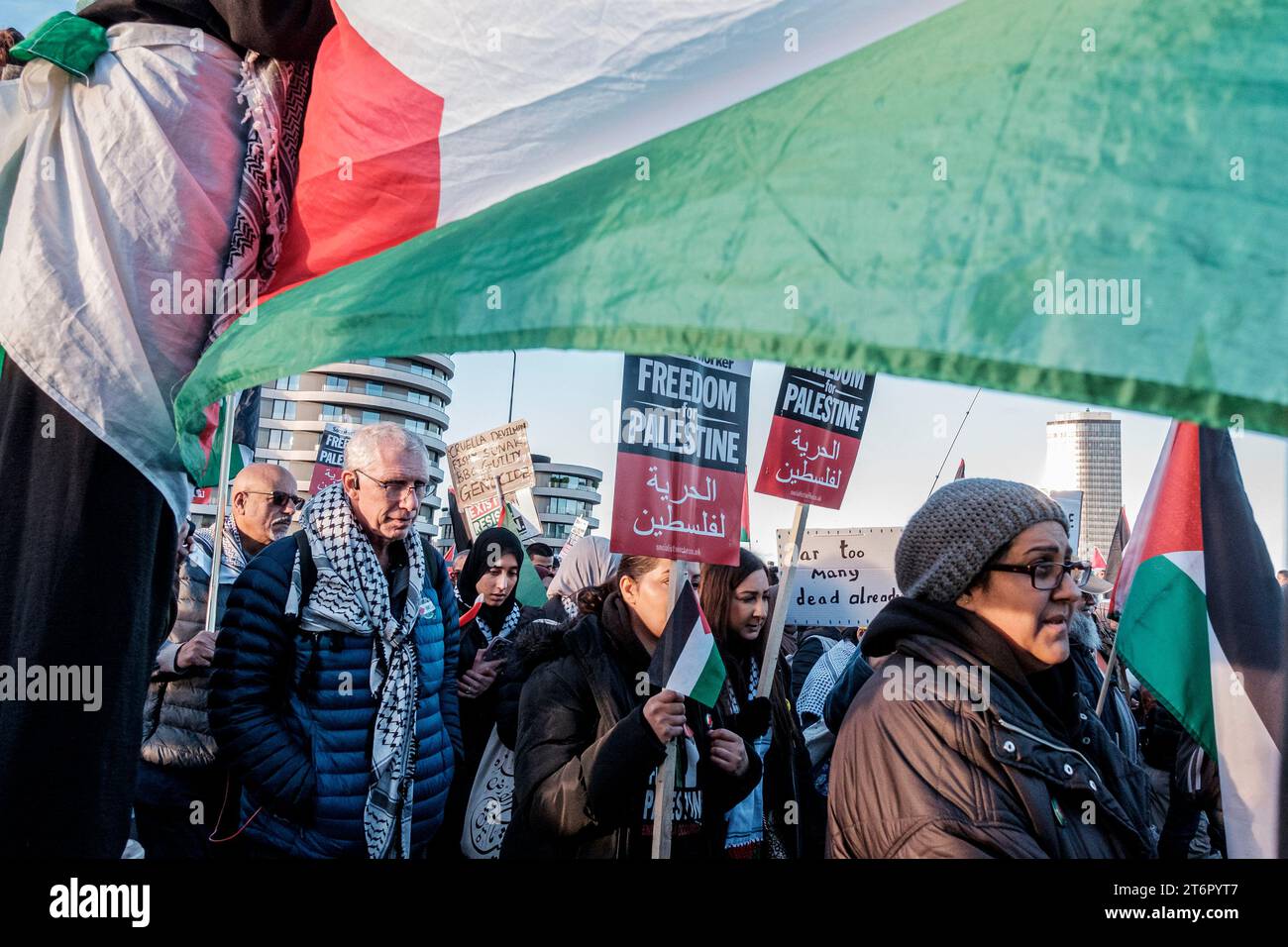 11. November 2023, London, Großbritannien. Hunderttausende von Menschen marschieren durch das Zentrum Londons, um gegen die anhaltende Bombardierung des Gazastreifens durch Israel zu protestieren. Die Organisatoren der Demonstration, der palästinensischen Solidaritätskampagne, fordern einen sofortigen Waffenstillstand. Im Bild: Demonstranten marschieren zu einer Kundgebung nahe der amerikanischen Botschaft. Stockfoto