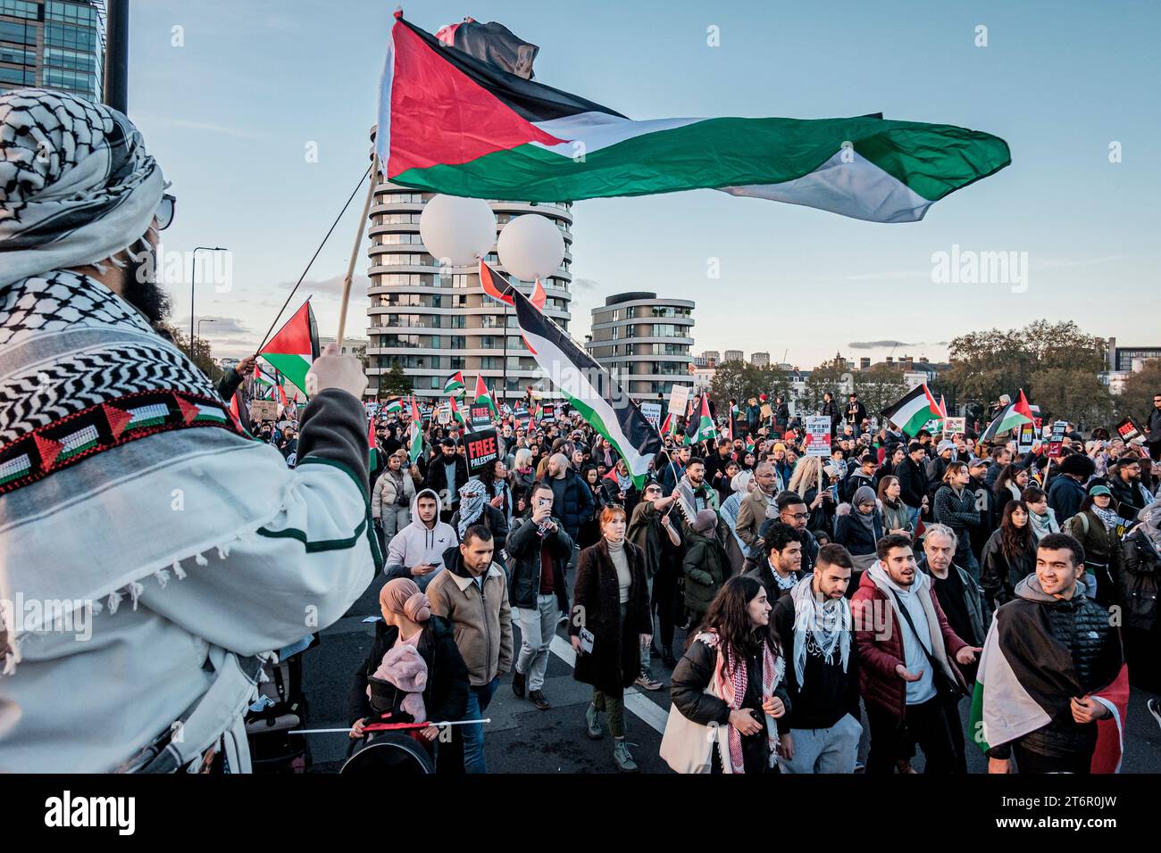 11. November 2023, London, Großbritannien. Hunderttausende von Menschen marschieren durch das Zentrum Londons, um gegen die anhaltende Bombardierung des Gazastreifens durch Israel zu protestieren. Die Organisatoren der Demonstration, der palästinensischen Solidaritätskampagne, fordern einen sofortigen Waffenstillstand. Im Bild: Demonstranten marschieren zu einer Kundgebung nahe der amerikanischen Botschaft. Stockfoto