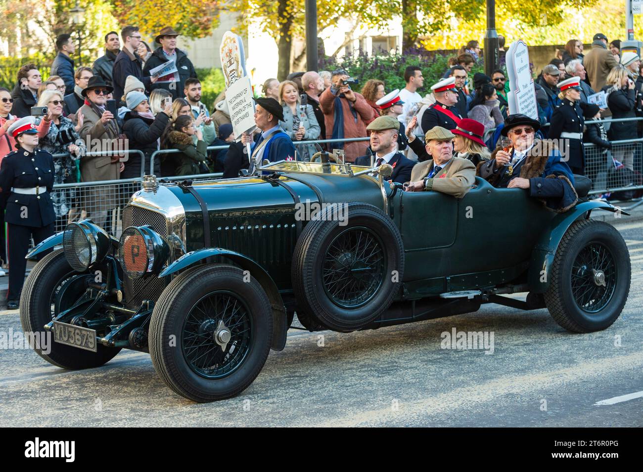 London, Großbritannien. 11. November 2023. Menschen, viele in Kostümen, in einem Oldtimer nehmen an der Lord Mayor's Show Teil, der ältesten und großartigsten Bürgerprozession der Welt. Seit über 800 Jahren macht sich der neu gewählte Lord Mayor of London auf den Weg von der City ins entfernte Westminster, um Loyalität zu schwören auf die Crown Credit: Stephen Chung / Alamy Live News Stockfoto