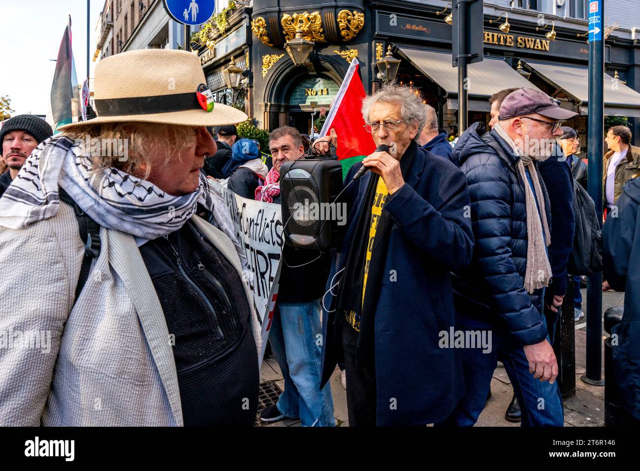 London, Großbritannien. November 2023. Piers Corbyn, Bruder des ehemaligen Labour-Parteiführers Jeremy, spricht in ein Mikrofon, um die Hunderttausenden Demonstranten zu unterstützen, die durch Zentral-London marschieren, um das Volk von Gaza zu unterstützen. Quelle: Grant Rooney/Alamy Live News Stockfoto