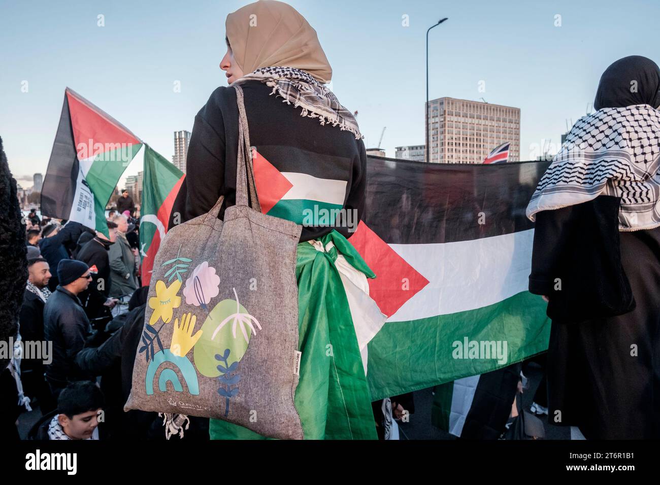 11. November 2023, London, Großbritannien. Hunderttausende von Menschen marschieren durch das Zentrum Londons, um gegen die anhaltende Bombardierung des Gazastreifens durch Israel zu protestieren. Die Organisatoren der Demonstration, der palästinensischen Solidaritätskampagne, fordern einen sofortigen Waffenstillstand. Im Bild: Demonstranten marschieren zu einer Kundgebung nahe der amerikanischen Botschaft. Stockfoto