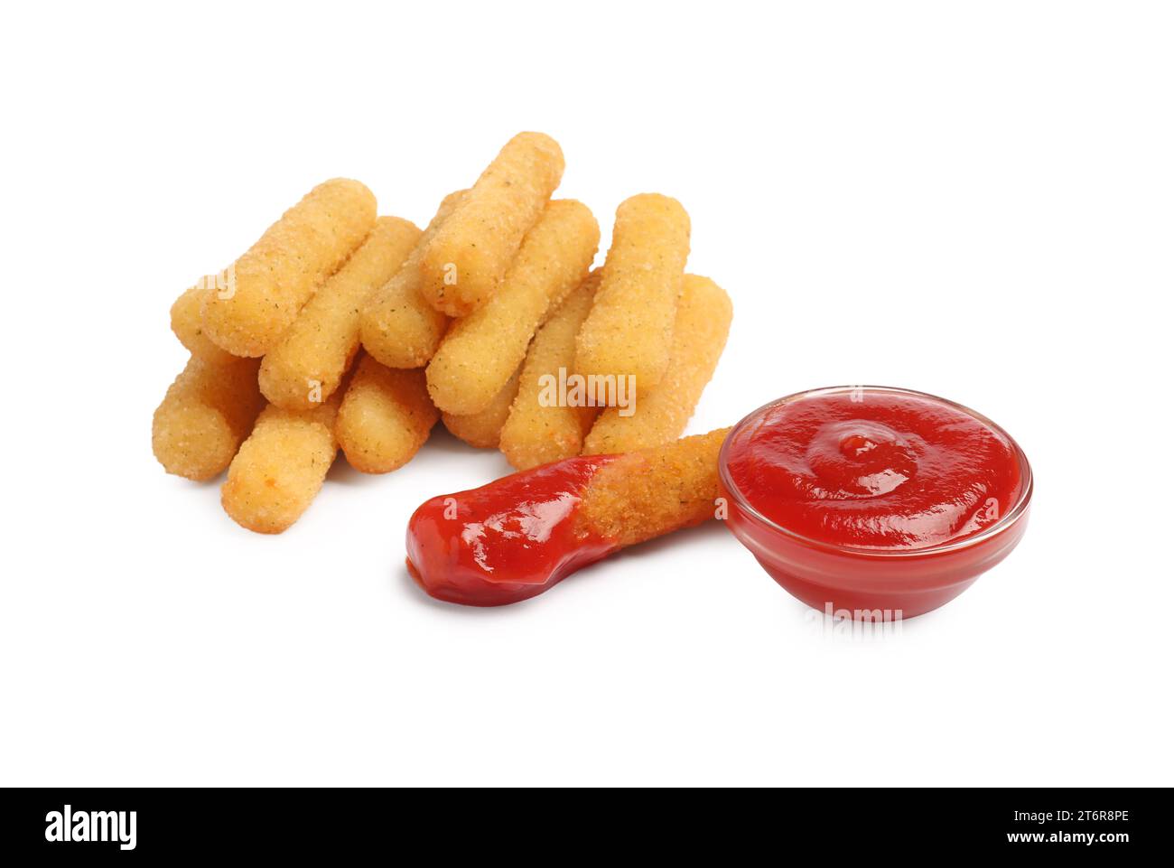 Köstliche Käsestäbchen und Ketchup auf weißem Hintergrund Stockfoto