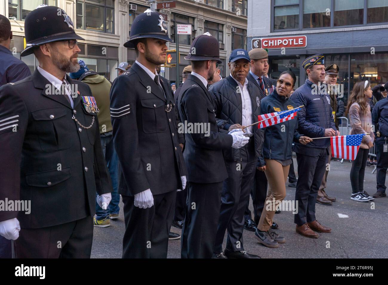 (NEU) Veteran's Day Parade in New York City. 11. November 2023, New York, New York, USA: Der Bürgermeister von New York Eric Adams (C), die erste stellvertretende Kommissarin Tania Kinsella und der für Notfallmanagement zuständige Kommissar Zachary Iscol nehmen am 11. November 2023 in New York City Teil. Adams ließ kürzlich sein Handy und iPad vom FBI beschlagnahmt werden, als sie Wahlkampffinanzierung in seiner Regierung untersuchten. Hunderte von Menschen säumten die 5th Avenue, um die größte Veterans Day Parade in den Vereinigten Staaten zu sehen. Die diesjährige Veranstaltung umfasste Veteranen, aktive Soldaten, Polizisten und Feuerwehrleute Stockfoto