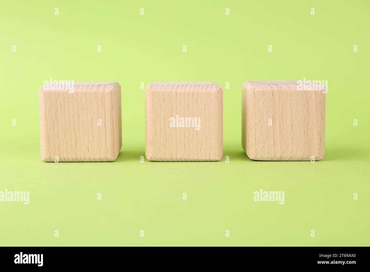 Internationale Organisation für Normung. Holzwürfel mit der Abkürzung ISO auf hellgrünem Hintergrund Stockfoto