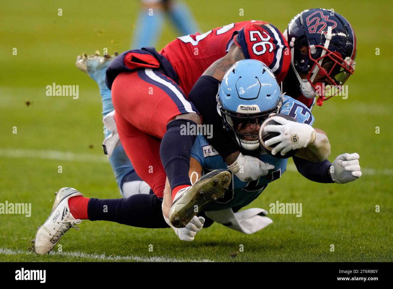 Toronto Argonauts Running Back AJ Ouellette (34) wird von Montreal Alouettes Linebacker Tyrice Beverette (26) während der ersten Halbzeit der CFL Eastern Division in Toronto am Samstag, den 11. November 2023 niedergeschlagen. DIE KANADISCHE PRESSE/Frank Gunn Stockfoto