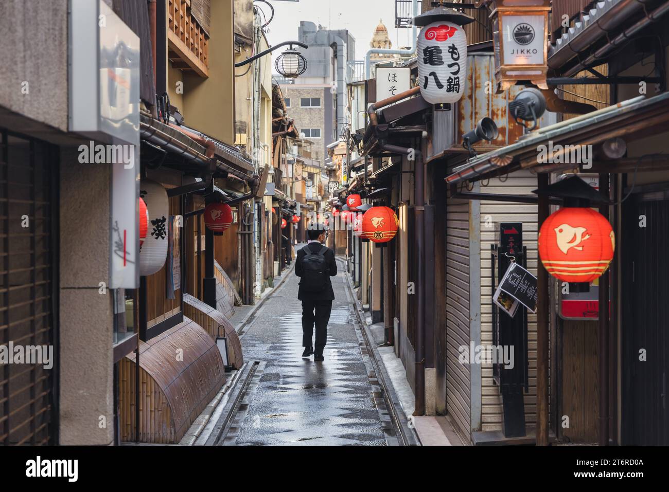 Kyoto, Japan - 17. April 2023: Blick auf den Stadtteil Ponto-cho am frühen Morgen, mit nicht identifizierten Menschen. Es ist ein Hanamachi-Viertel in Kyoto, Jap Stockfoto