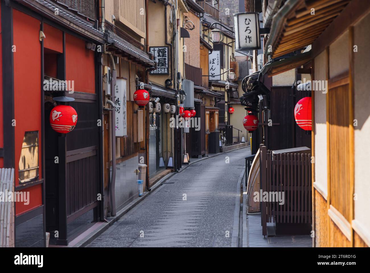 Kyoto, Japan - 17. April 2023: Blick auf das Viertel Ponto-cho am frühen Morgen. Es ist ein Hanamachi-Viertel in Kyoto, Japan, das für seine Geisha A bekannt ist Stockfoto
