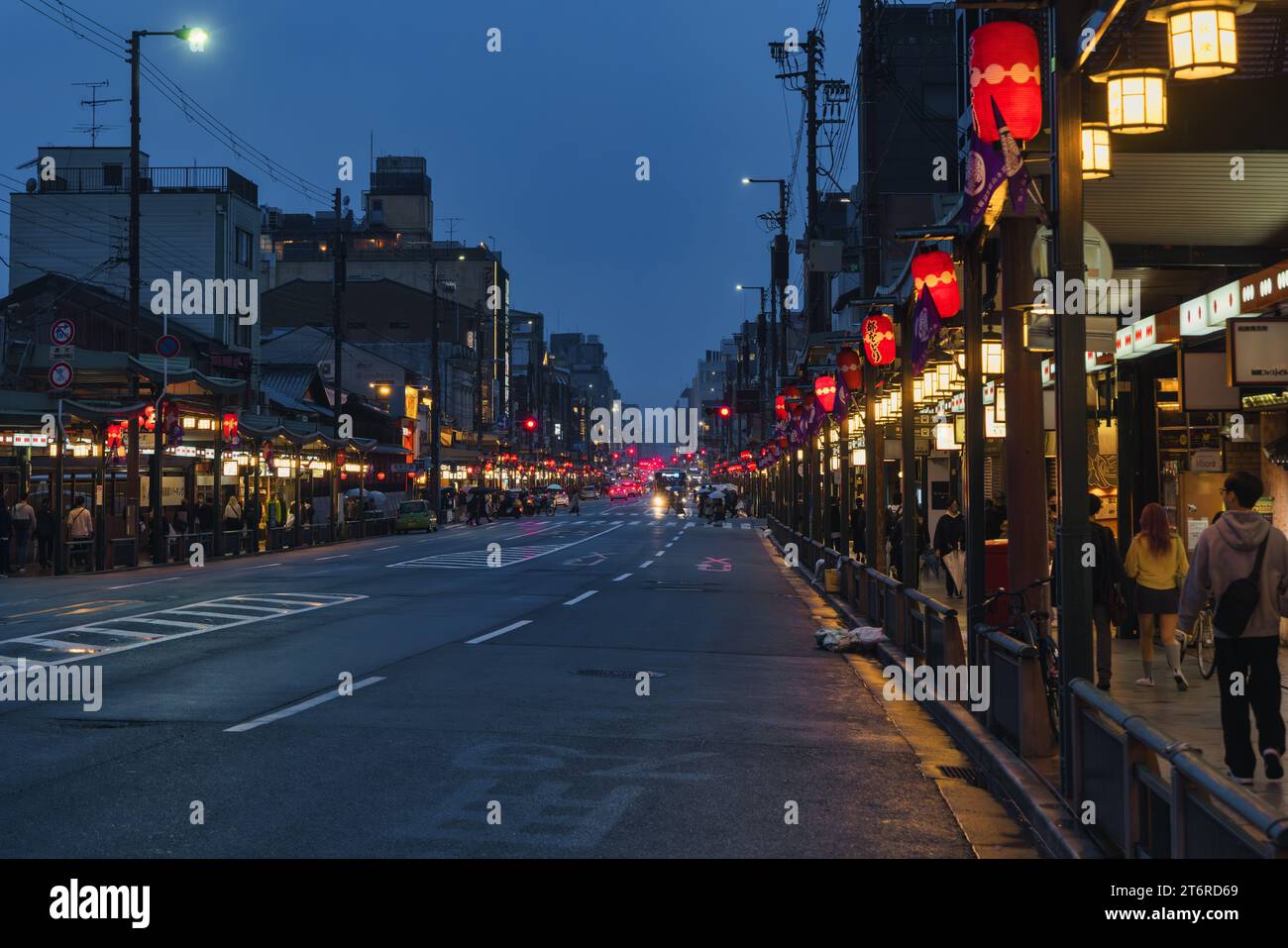 Kyoto, Japan - 15. April 2023: Shijo-Straße in der Nacht, mit nicht identifizierten Menschen. Die Straße verläuft von Osten nach Westen durch das Handelszentrum der Th Stockfoto