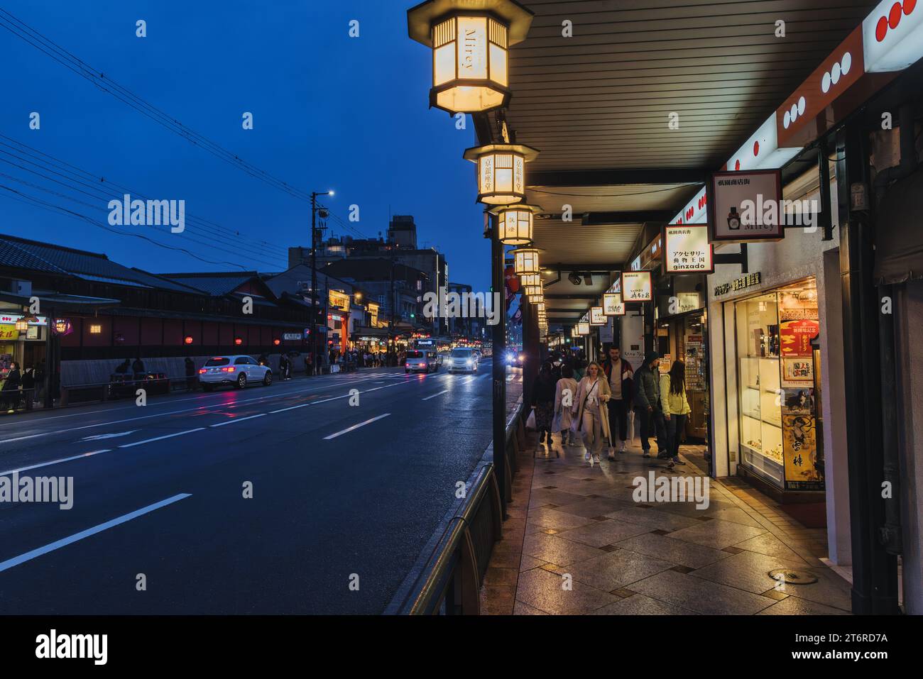 Kyoto, Japan - 15. April 2023: Shijo-Straße in der Nacht, mit nicht identifizierten Menschen. Die Straße verläuft von Osten nach Westen durch das Handelszentrum der Th Stockfoto