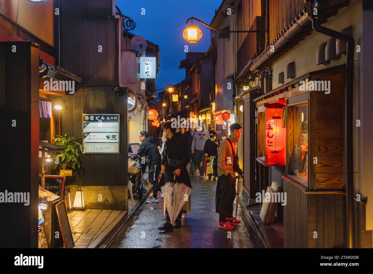 Kyoto, Japan - 15. April 2023: Blick auf das Ponto-cho-Viertel bei Nacht, mit nicht identifizierten Menschen. Es ist ein Hanamachi-Viertel in Kyoto, Japan, bekannt für Japan Stockfoto