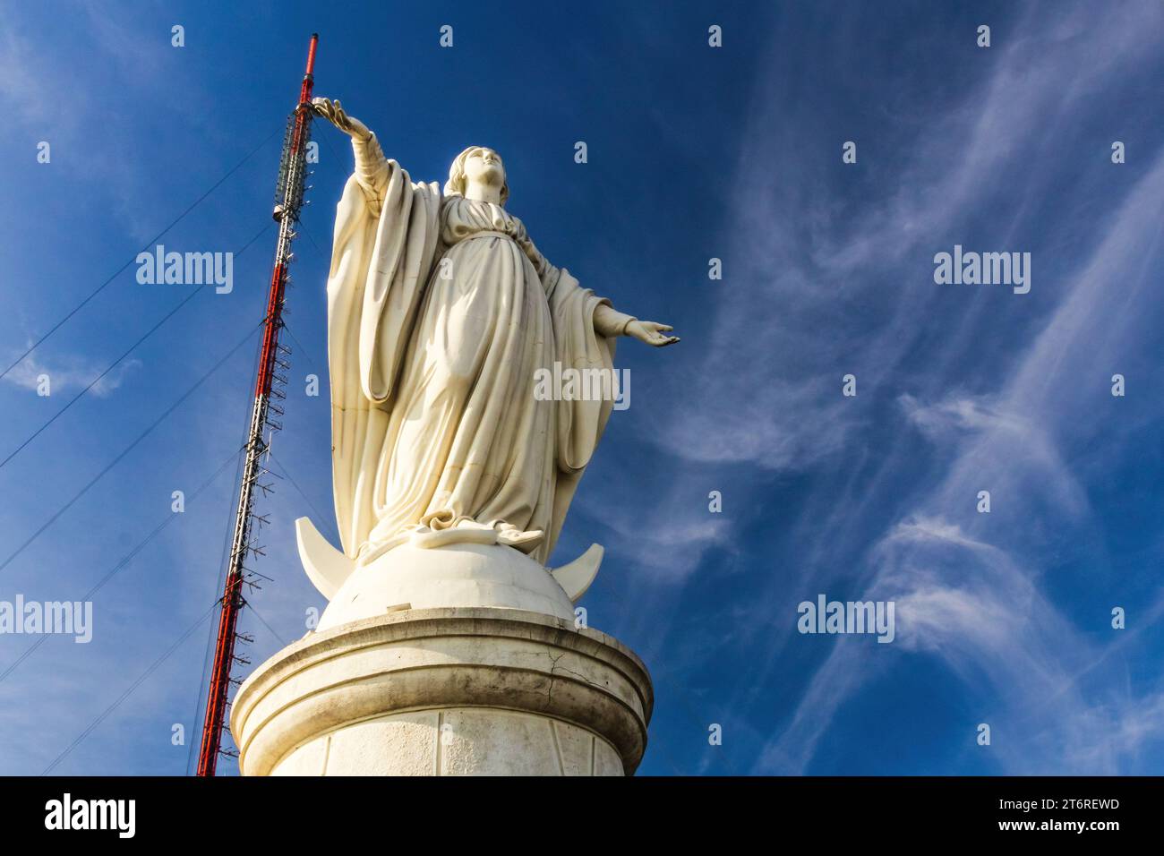 Statue der Jungfrau Maria mit Blick in den Himmel, auf dem Cerro San Cristóbal mit Blick auf die Stadt Santiago, Chile. Stockfoto