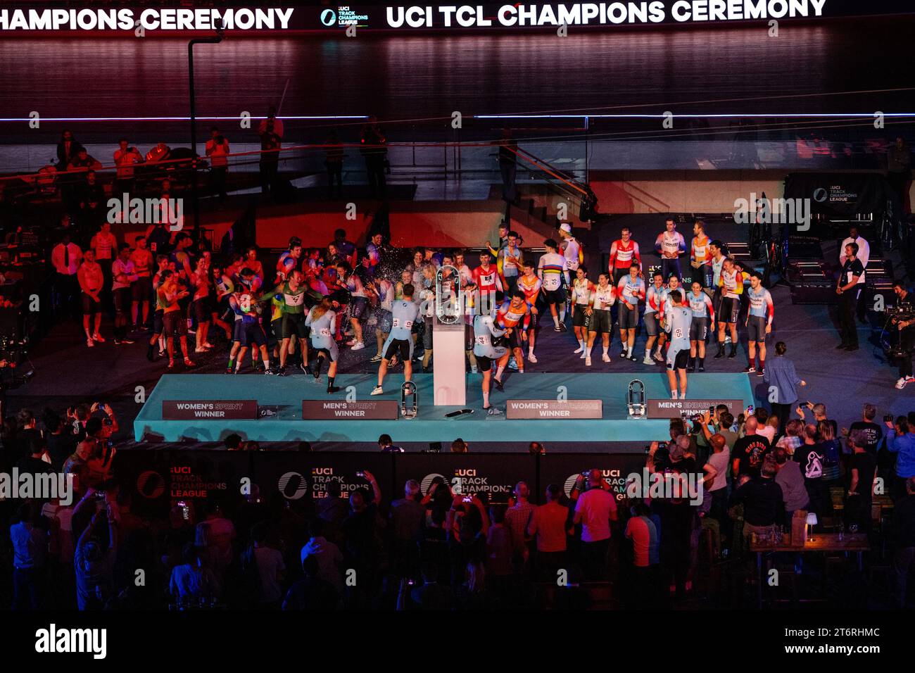 UCI TCL Champions Ceremony, Ellesse Andrews Damen-Sprint, Katie Archibald Frauen-Ausdauer, Dylan BIBIC Männer-Ausdauer und Harrie Lavreysen Männer-Sprint-Gewinner, Track Champions League London Runde 5 11. November. Stockfoto