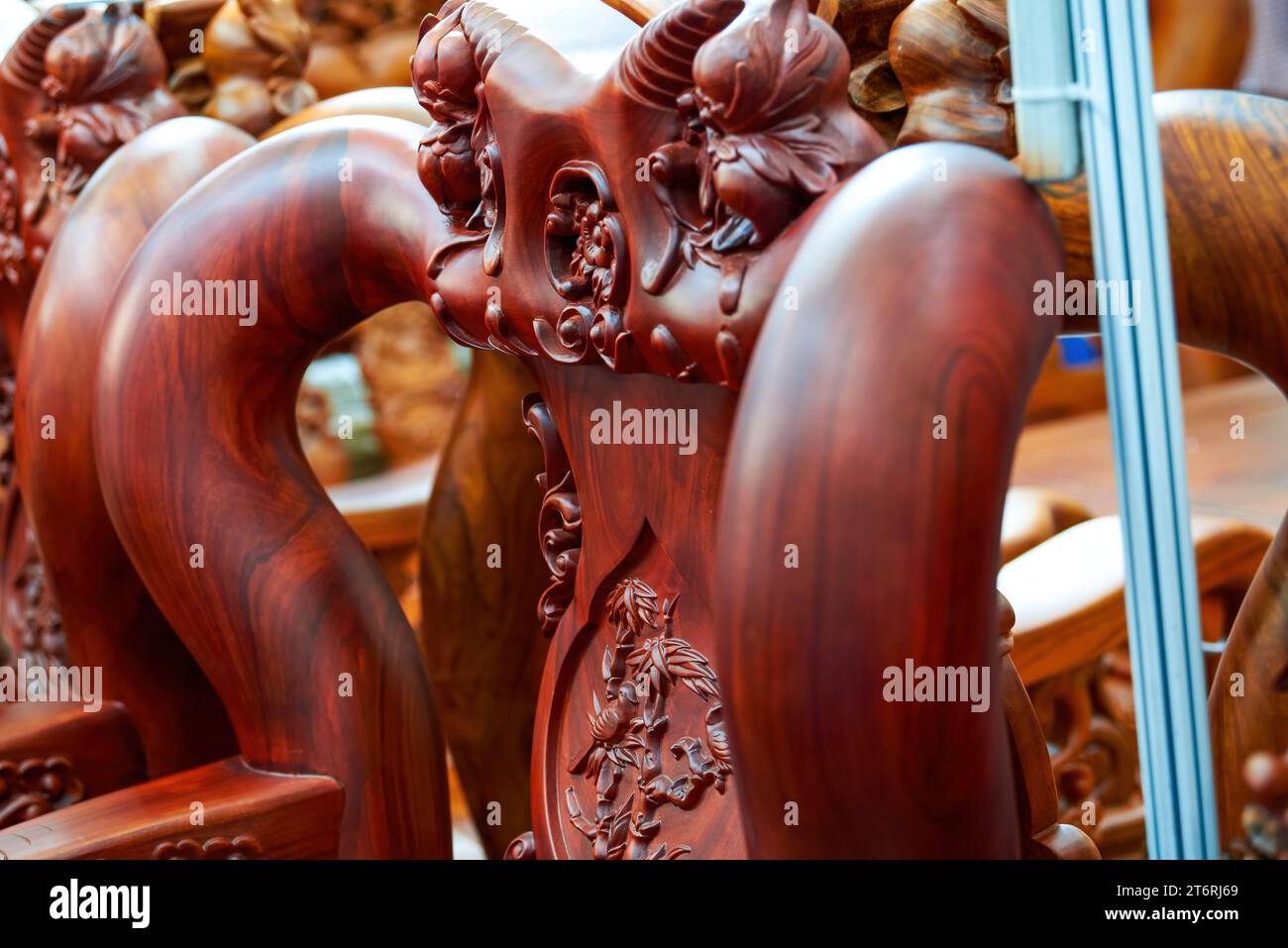 Edle und exquisite Mahagoni-Möbel aus nächster Nähe Stockfoto