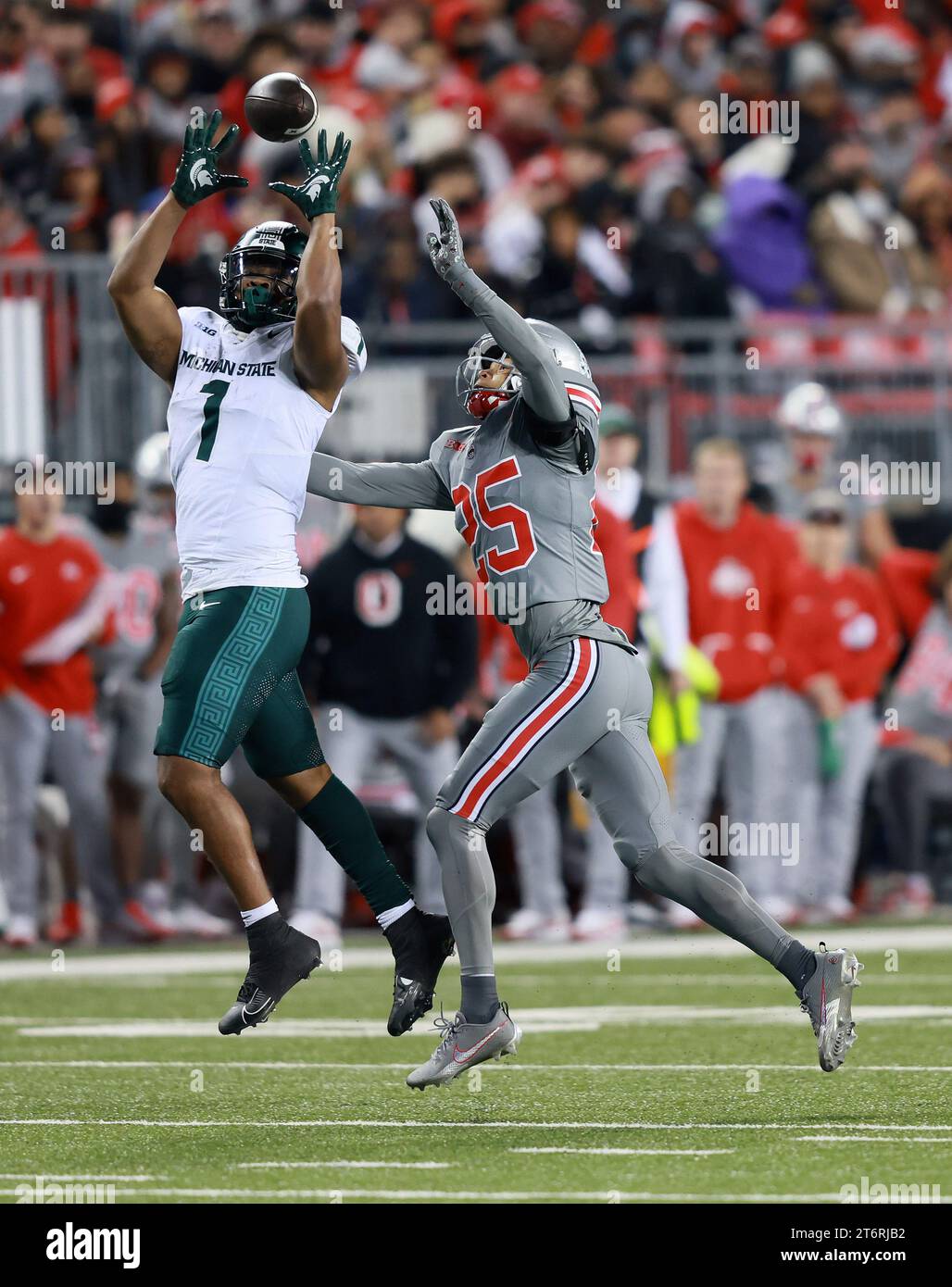 Ohio State Buckeyes Malik Hartford (25) bricht am Samstag, den 11. November 2023, einen Pass für Michigan State Spartans Jaren Mangham (1) im zweiten Quartal in Columbus (Ohio) auf. Foto von Aaron Josefczyk/UPI Stockfoto