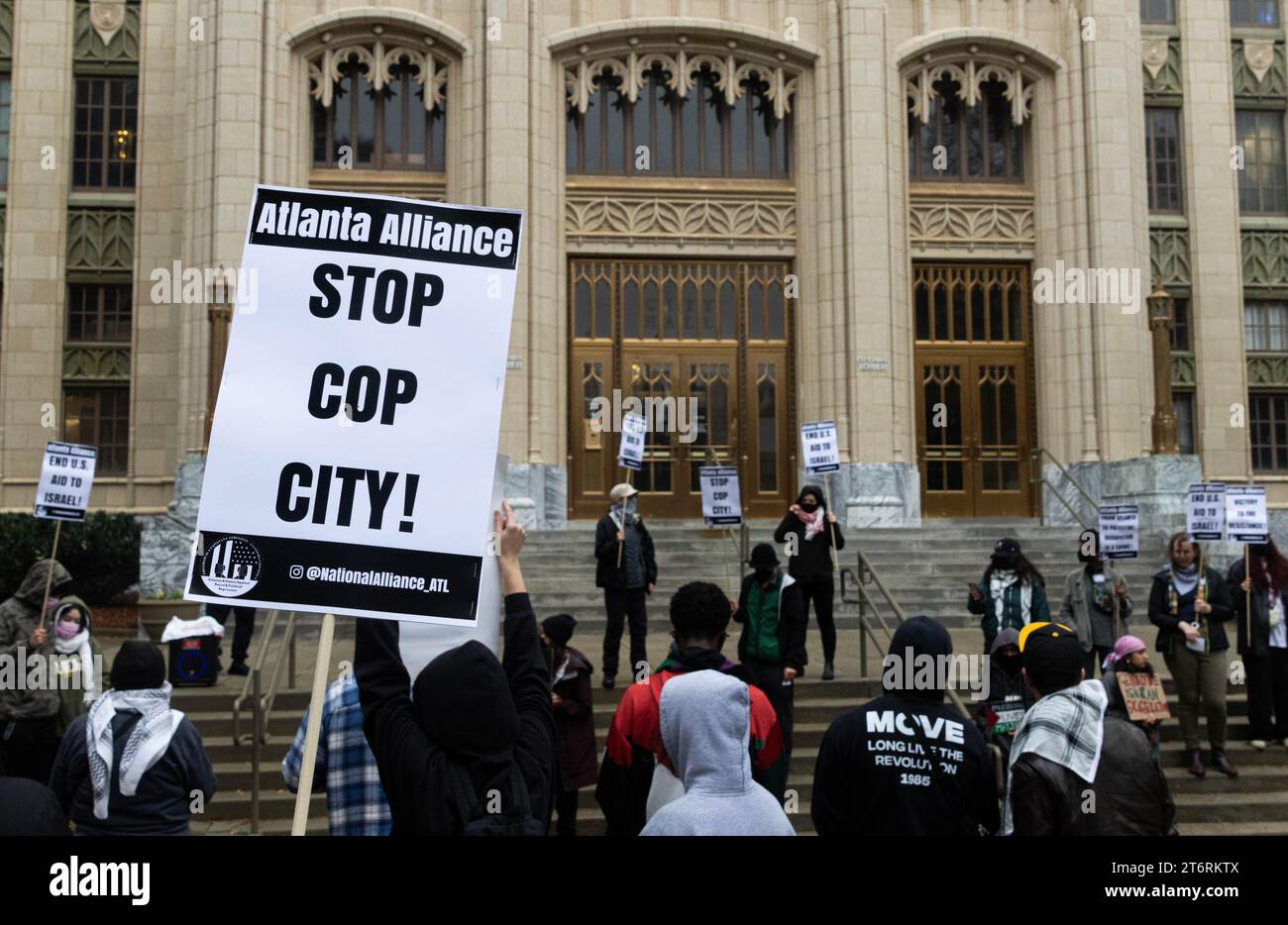 Aktivisten treffen sich während einer Demonstration für Palästina und „Stop Cop City“ im Rathaus in Atlanta, Georgia, am Samstag, den 11. November 2023. Aktivisten riefen auch dazu auf, die Georgia International Law Enforcement Exchange zu beenden, ein Strafverfolgungsprogramm, das es Offizieren ermöglicht, mit ausländischen Regierungen auszubilden. (Foto: Carlos Berrios Polanco/SIPA USA) Stockfoto